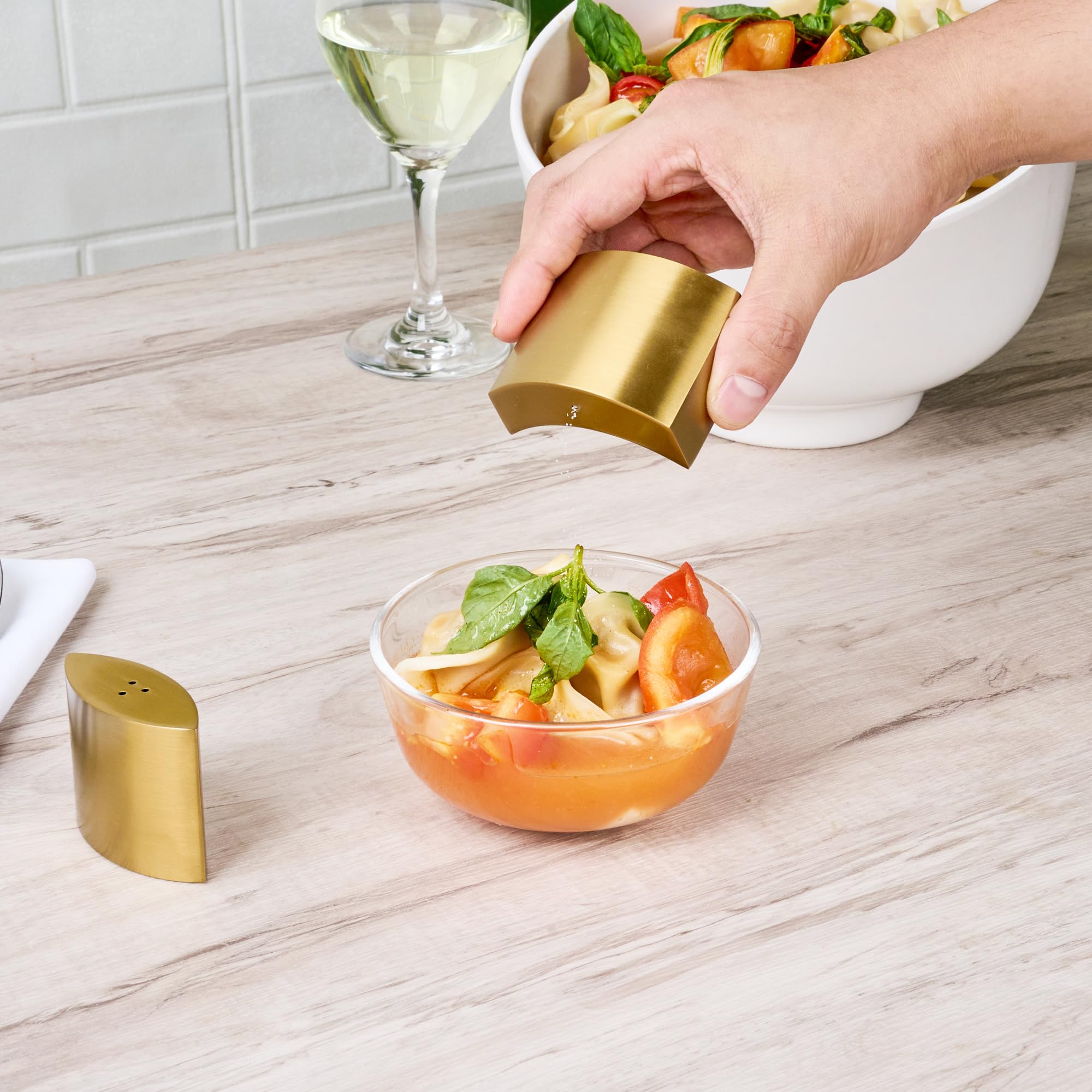 Restaurantware -RW Base - Juego de salero y pimentero de 2 onzas, 1 juego de sal y pimentero duradero, apto para lavavajillas, recargable, kit de sal y pimienta de acero dorado para restaurantes o