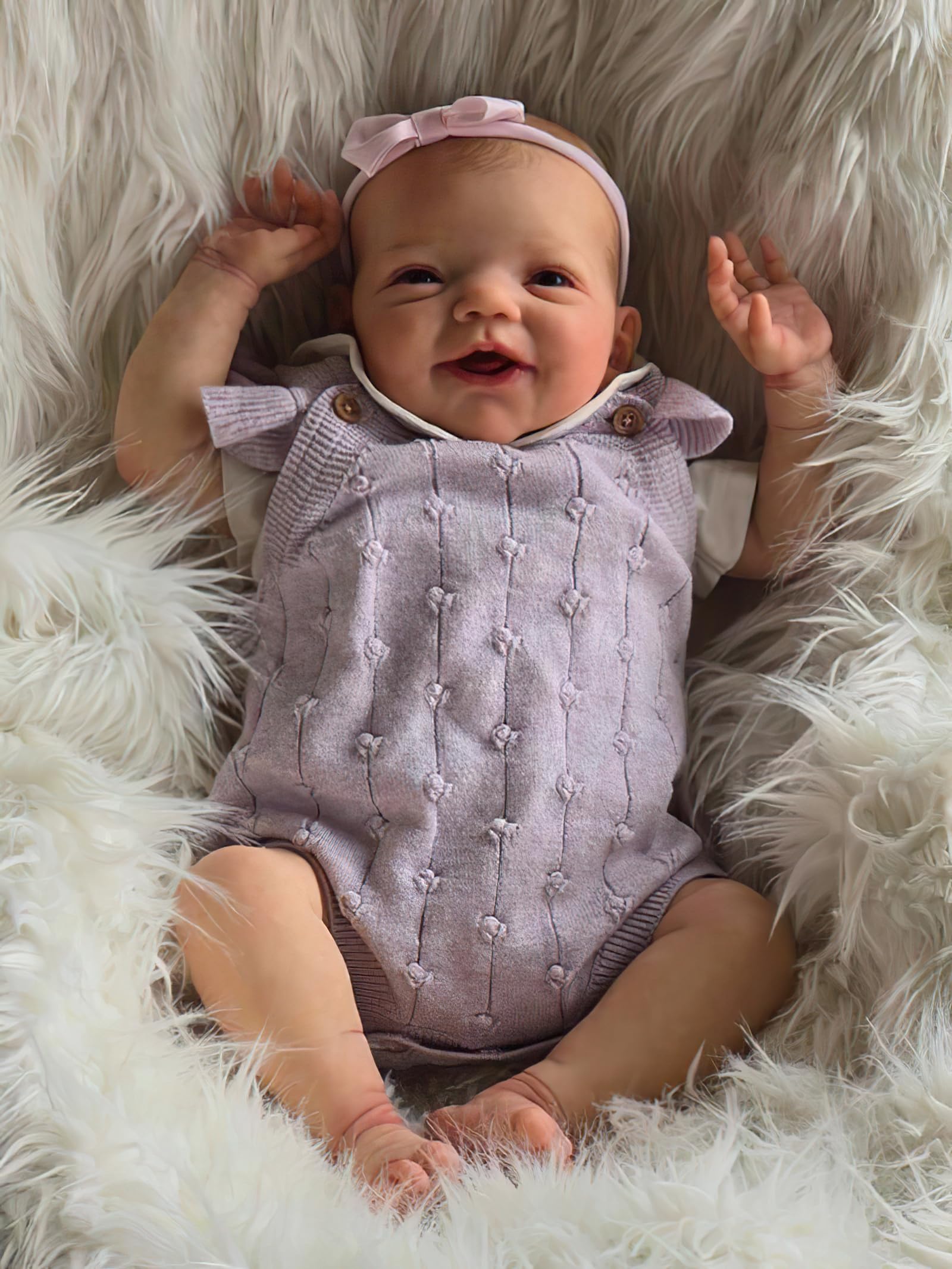 MineeQu 19 Zoll Realistische Baby Puppe Reborn Neugeborenes Mädchen Lebensechtes Süßes Lächeln Vollkörper Vinyl Handbemaltes Haar Lila Strickoutfit & Bogenkopfbinde Geschenksatz für Kinder ab 3+