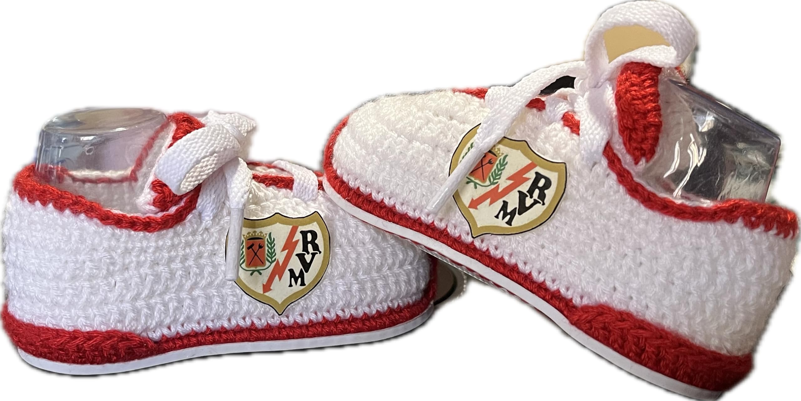 Patucos Futbol del Rayo Vallecano para bebe recien nacido de ganchillo o crochet. Personalizados con el escudo de tu club, disponibles en tallas 0-12 meses. Te regalamos el nombre del bebe grabado