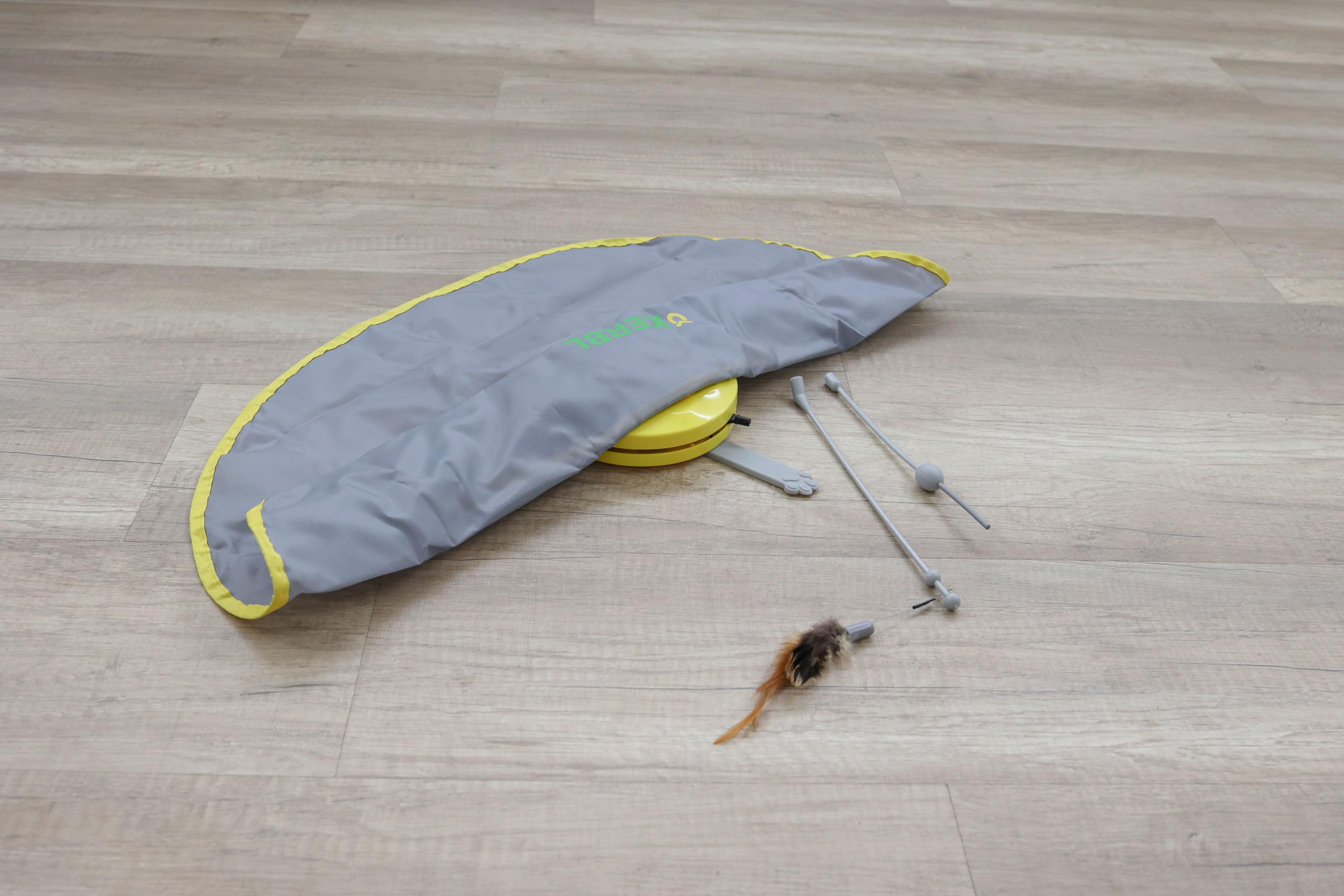 Kerbl Pet Juguetes para Gatos 2 en 1 Catch The Tail Feather, Amarillo, Gris, 70x53x5 cm, Nailon, Gatos, función de Apagado automático, Antideslizante