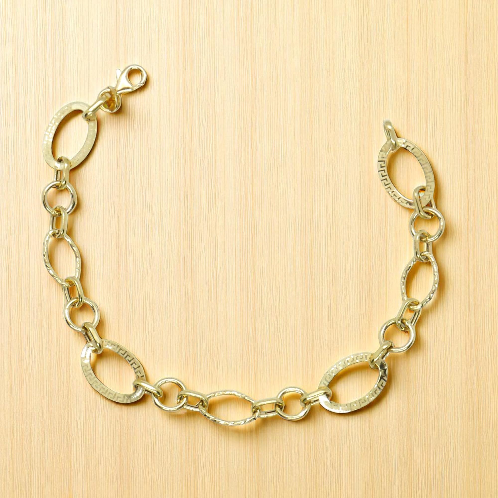 Never Say Never Pulsera para mujer de oro amarillo mate y brillo de 18k con cadena de eslabones ovalados y detalle de greca, 1.10 cm de ancha, largo 19.00 cm. 2.80 gr de oro de 18k.