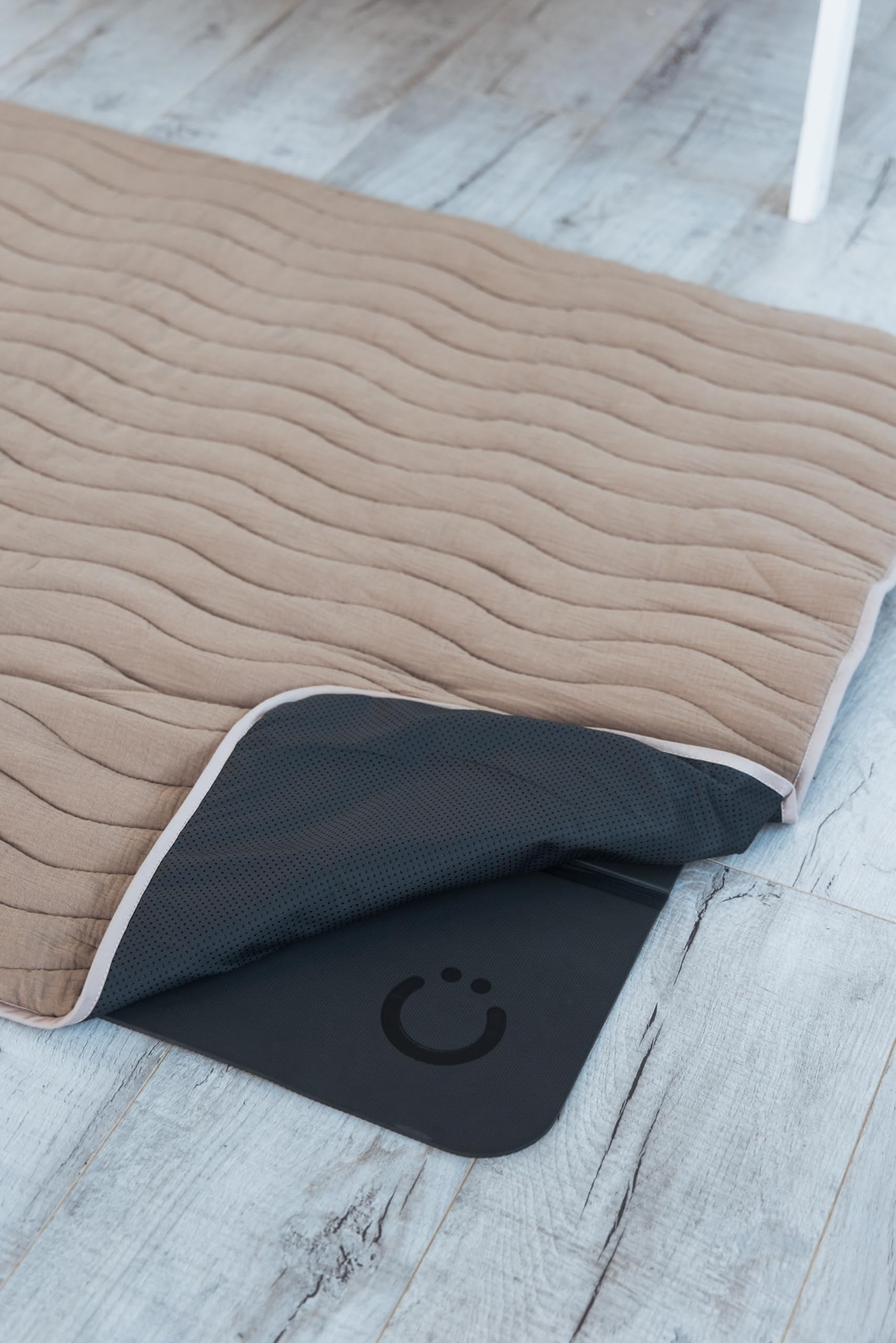 Ubbi Baby-Bodenmatte, dick und bequem, 40,5 x 57 cm, gepolsterte Spielmatte für Babys und Kleinkinder, Abnehmbarer Baumwoll-Musselin-Bezug, maschinenwaschbar und faltbar, Taupe