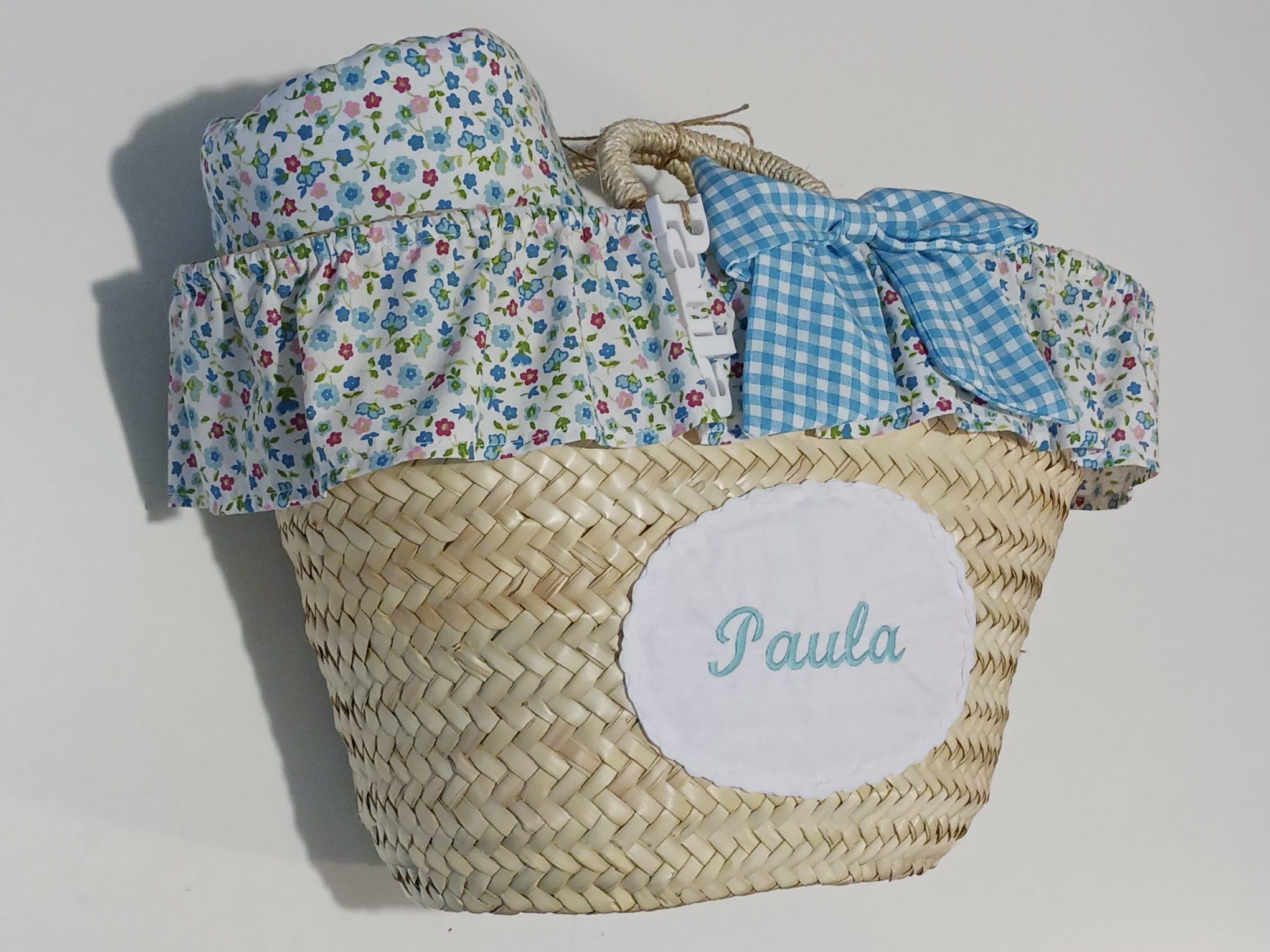 Capazo decorado y toalla a juego personalizados. (Combinaciones disponibles ver en las imágenes) Regalo comunión, capazo playa, regalo bebé.