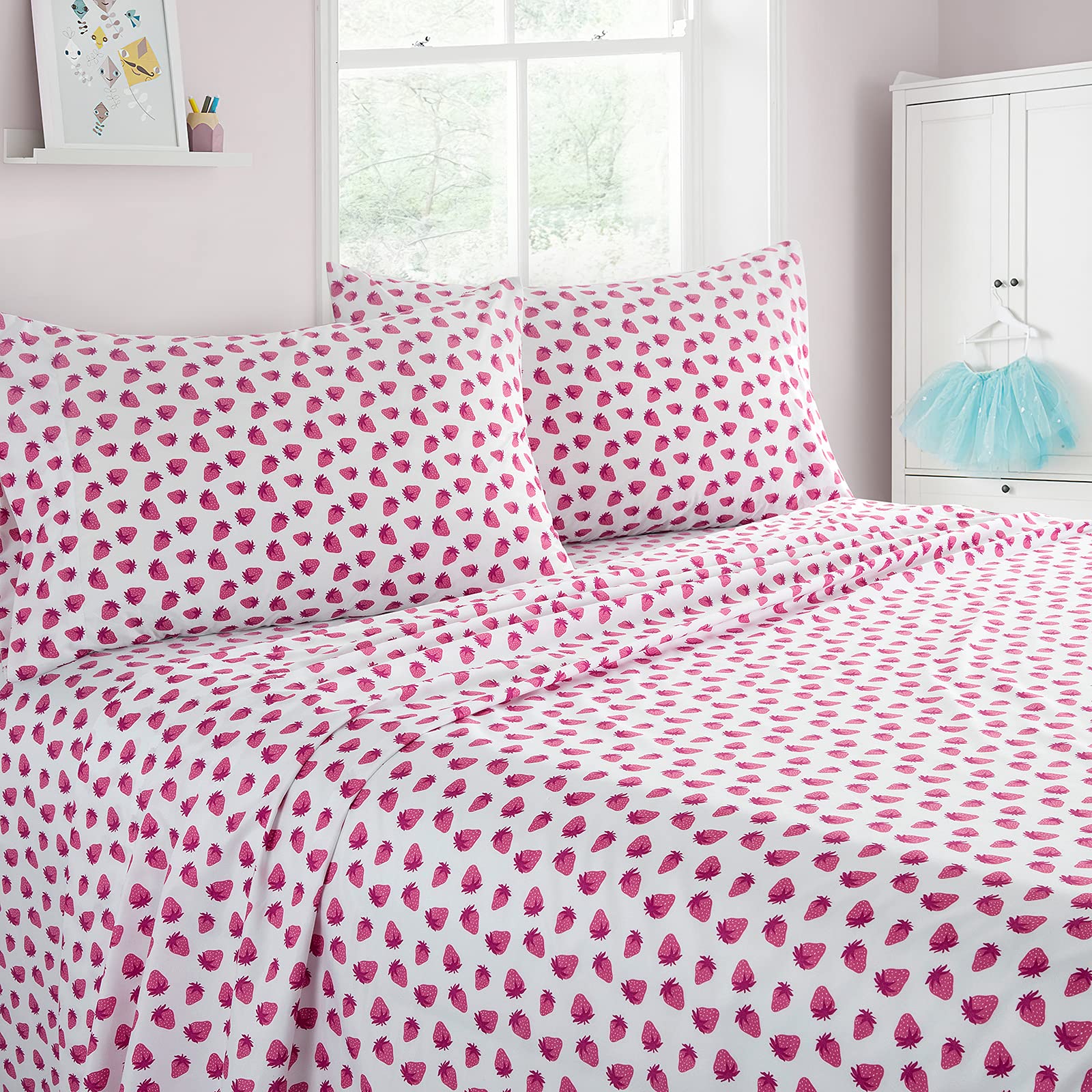 Linge de lit fraise en microfibre pour une chambre d'enfant douce et accueillante