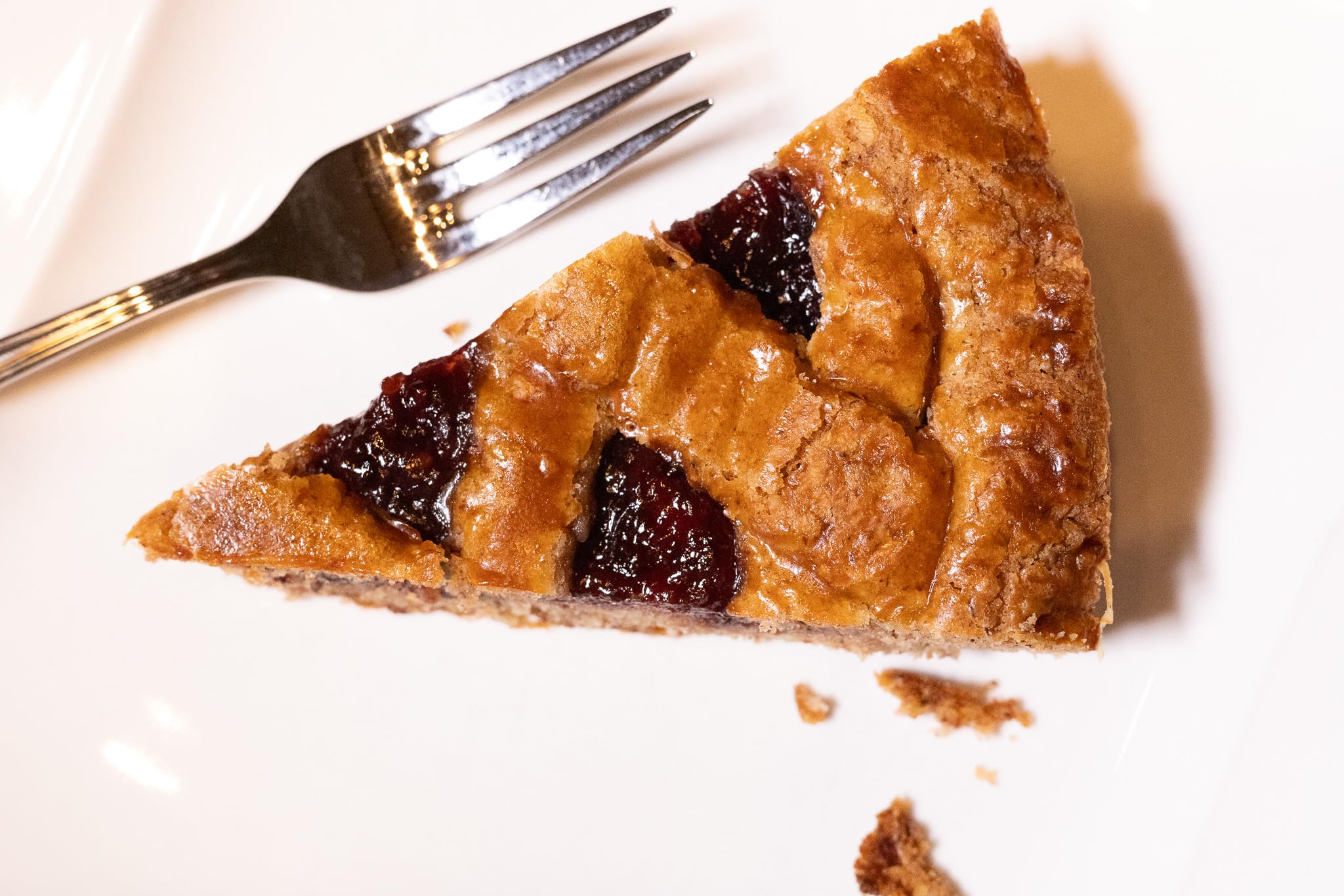 Traditionelle handgemachte Linzertorte mit frisch gemahlenen Nüssen und Himbeer-Marmelade