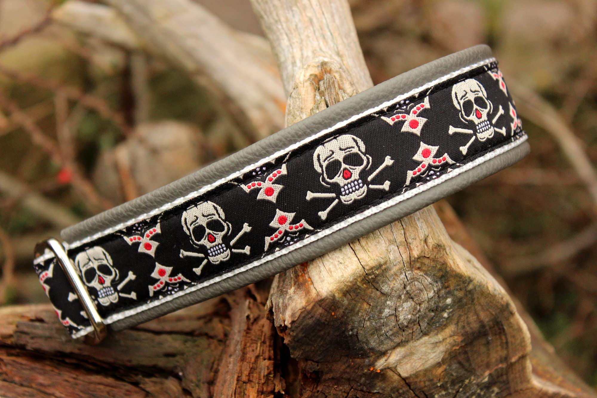Hundehalsband Leder Totenköpfe Tribal Klickverschluss Alu mit Gravur Name Halsband