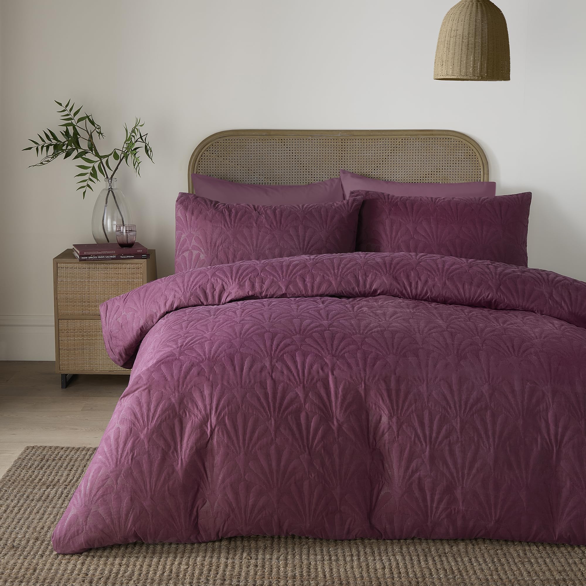 Serene Cavali Berry Duvet Cover Set Super King – Geometric Minimalist Bedding – Pinsonic Polyester – Includes 1 Duvet Cover (260 x 220cm) & 2 Pillowcases – Berry Geometric Bedroom Set