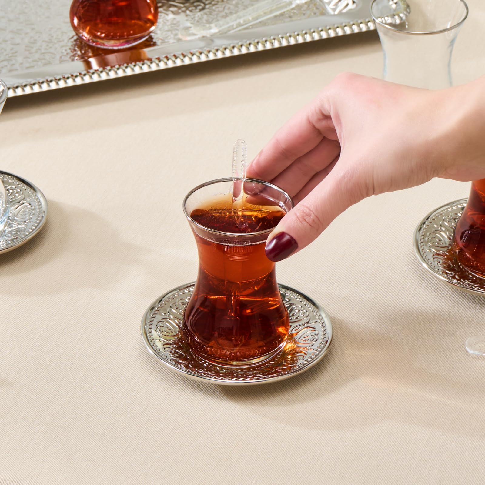 Karaca Deniz Türkische Teetassen 19er Set, Türkische Teegläser Tassen und Untertassen für 6 Personen, inklusive Tablett, Untertassen, Teelöffel, 130ml