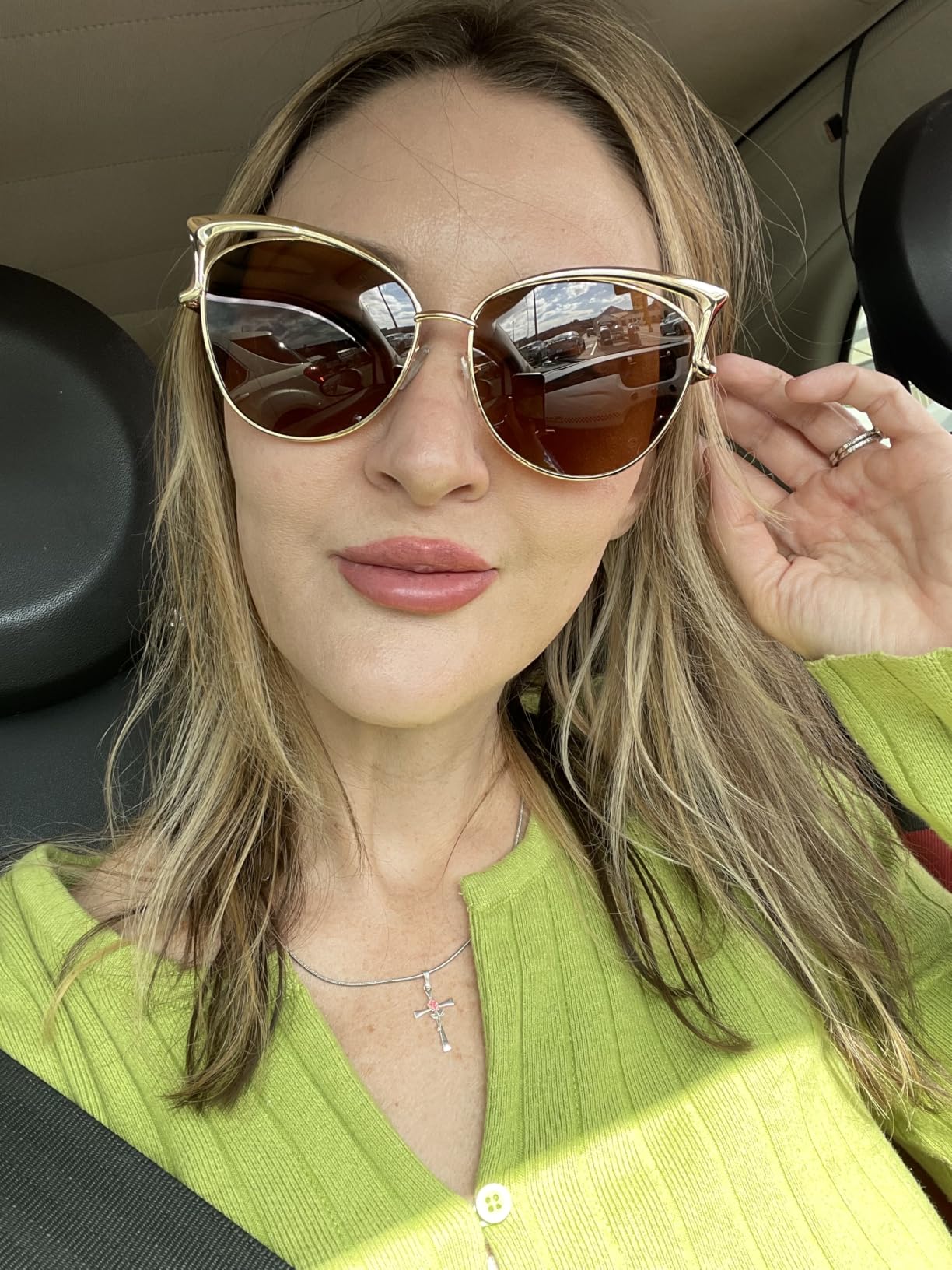 Oversized statement cat-eye glasses look