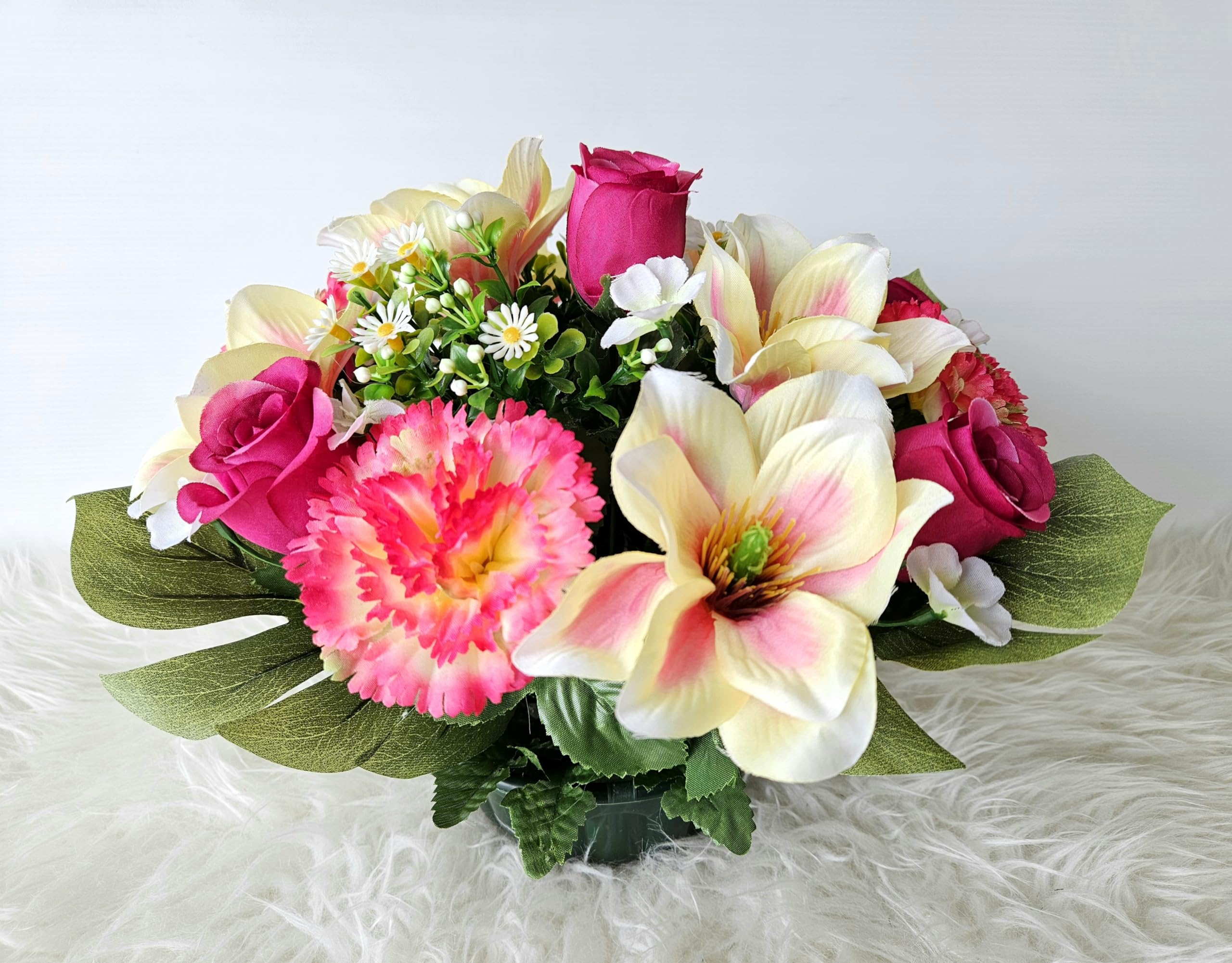 Composition de Fleurs Artificielles, Lesté Ciment pour Une Très Bonne Tenue à L' extérieur. Réalisé par Nos Soins, Fleurs de Qualité.