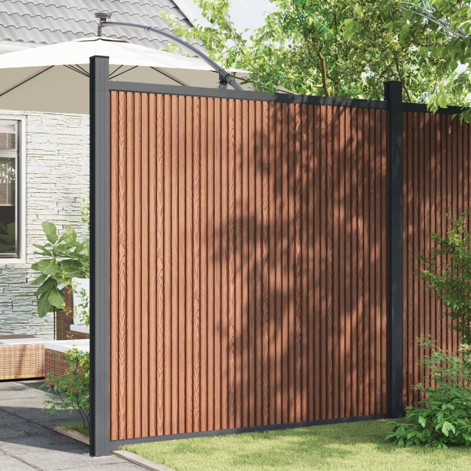 Panel de valla con 2 postes marrón 180 x 186 cm WPC, juego de paneles de valla de jardín, material WPC robusto y duradero, sistema modular con opciones de montaje flexibles, componentes de
