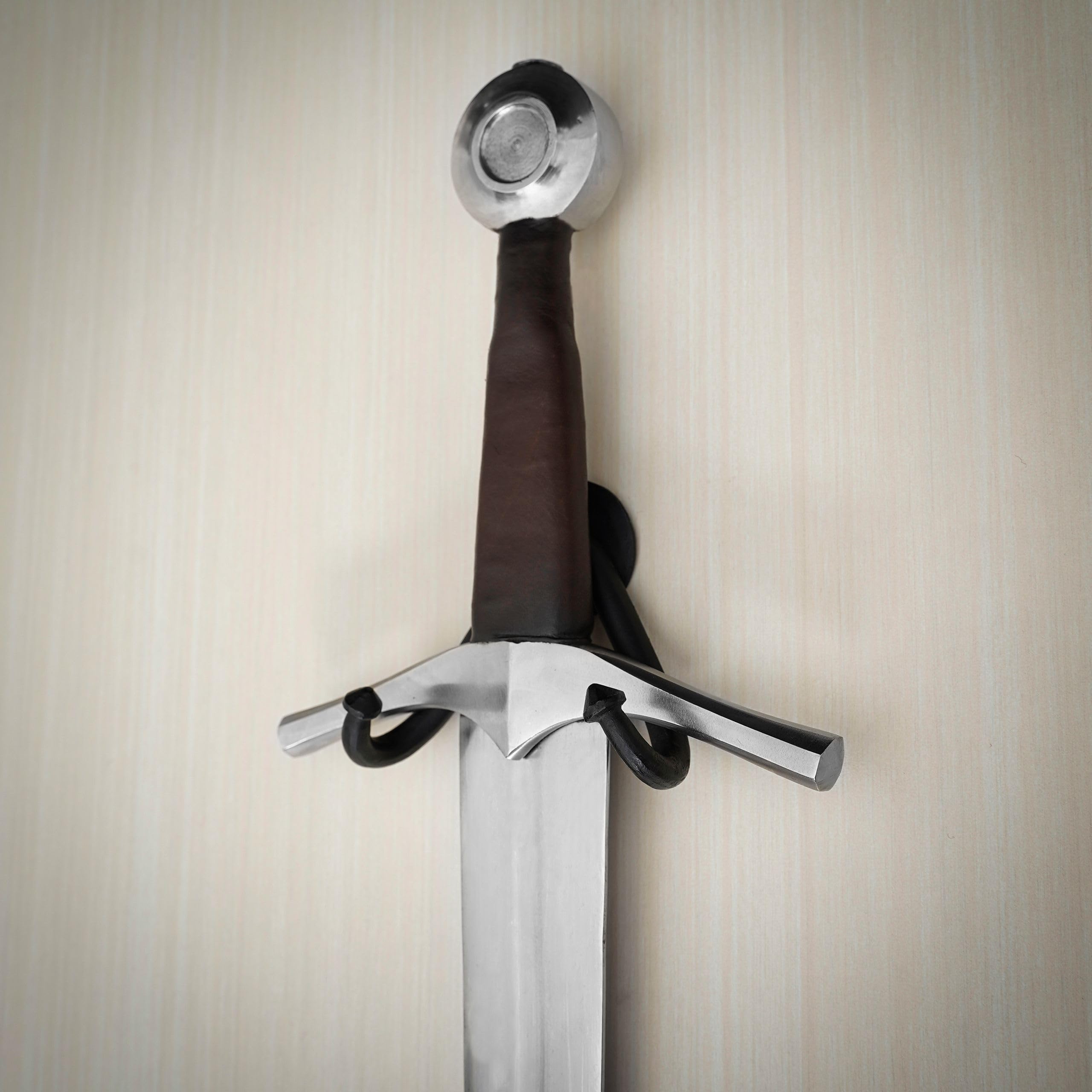 Mythrojan Handgeschmiedeter Schwertständer, Wandhaken, Schwert-Aufhänger, Display, universeller Schwerthalter, Wandhalterung für Schwert, Dolch, Axt, Präsentationsständer, schwarzes Finish