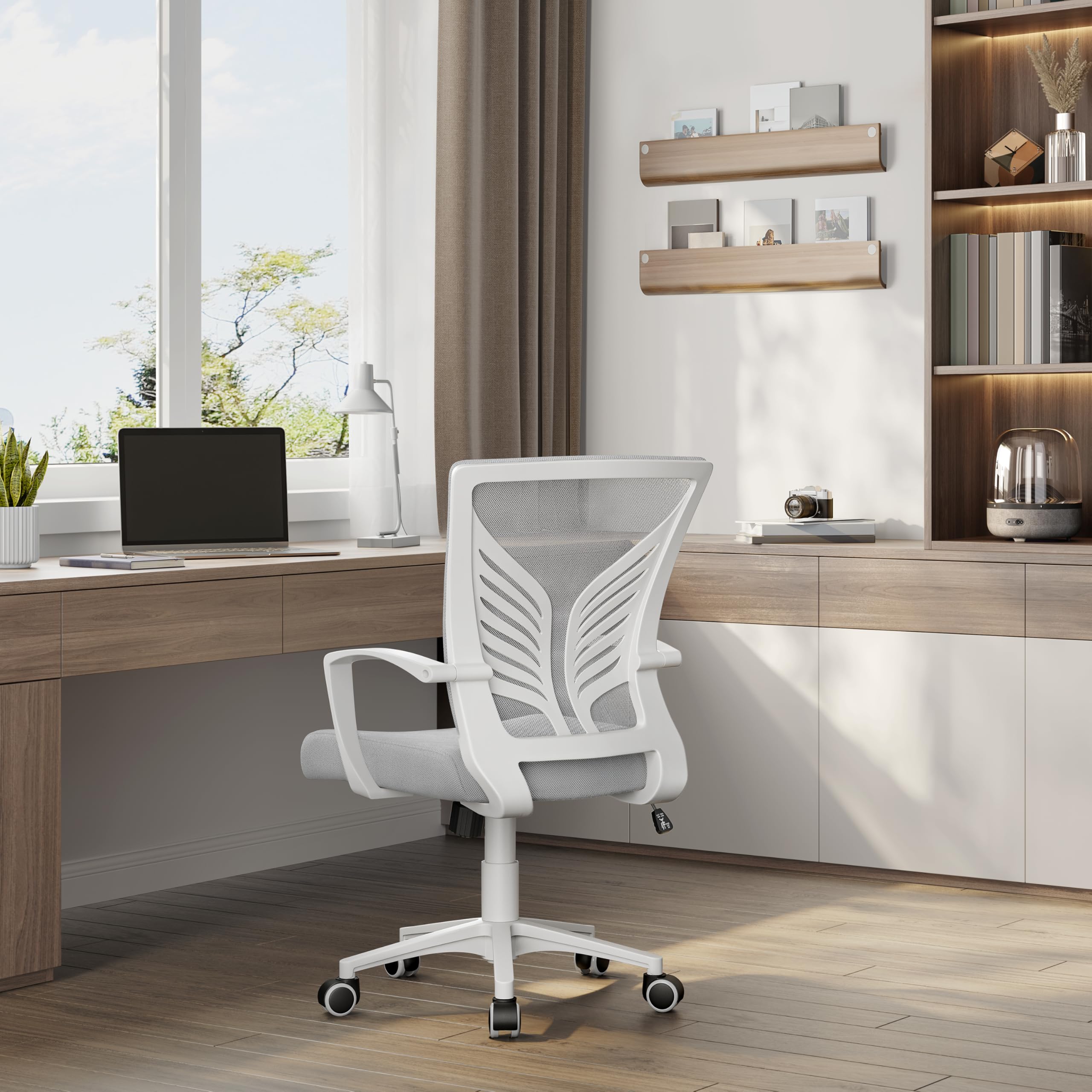 Yaheetech Sedia da Scrivania Ufficio Ergonomica a Rotelle Girevole Reclinabile in Rete Traspirante con Braccioli Altezza Regolabile Portata 136 kg Grigio Chiaro