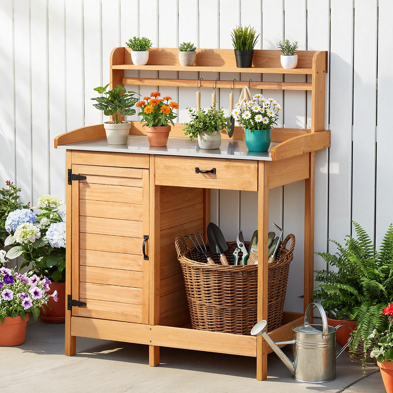 VEVOR Armadietto Banco per Giardinaggio, Postazione di Lavoro in Legno per Esterni con Piano in Ferro Zincato da 112 x 46,5 cm, con Cassetto, Mobiletto Portaoggetti e Ripiani, Ganci per Patio