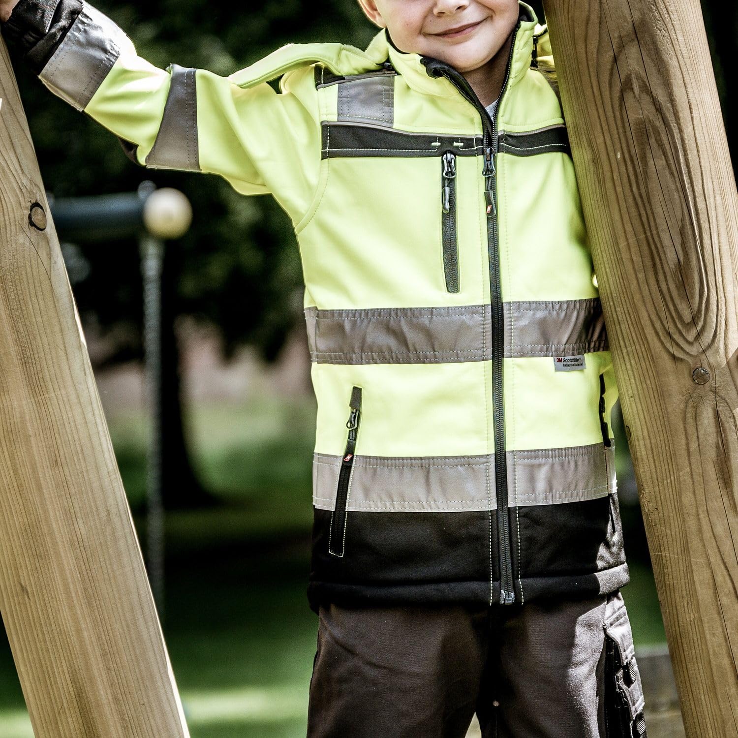 eXtreme Kinder Warnschutz Übergangs Softshelljacke Mädchen Jungen, wasser- & windabweisend, mit verlängertem Rücken und Reflexstreifen, neongelb