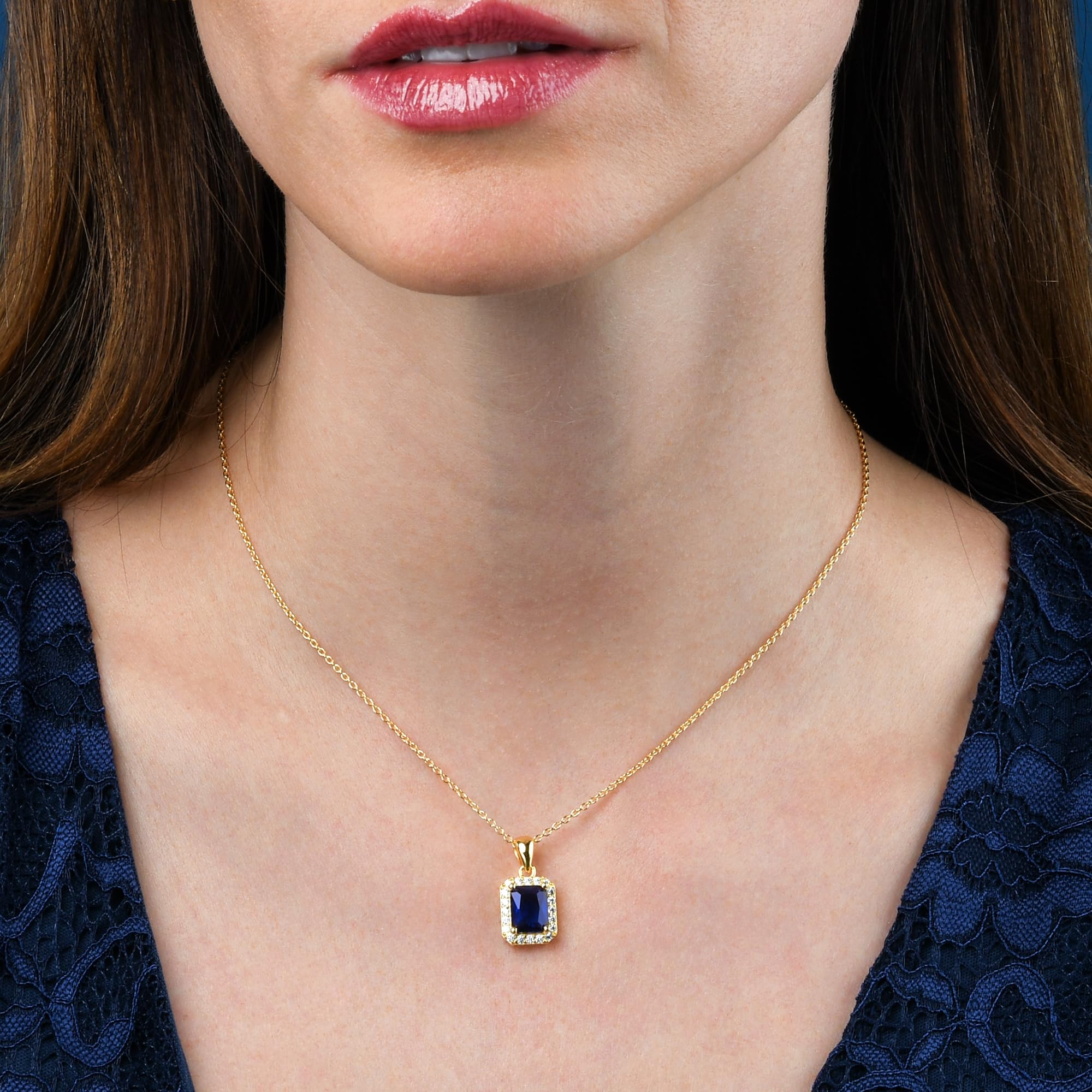 Diamond Treats Collar con Colgante de Talla Esmeralda para Mujer, Collar Plata de Ley 925 con una Piedra de Color y Pequeñas Piedras de Circonitas, Collar Mujer en Plata 925 Para Mujer