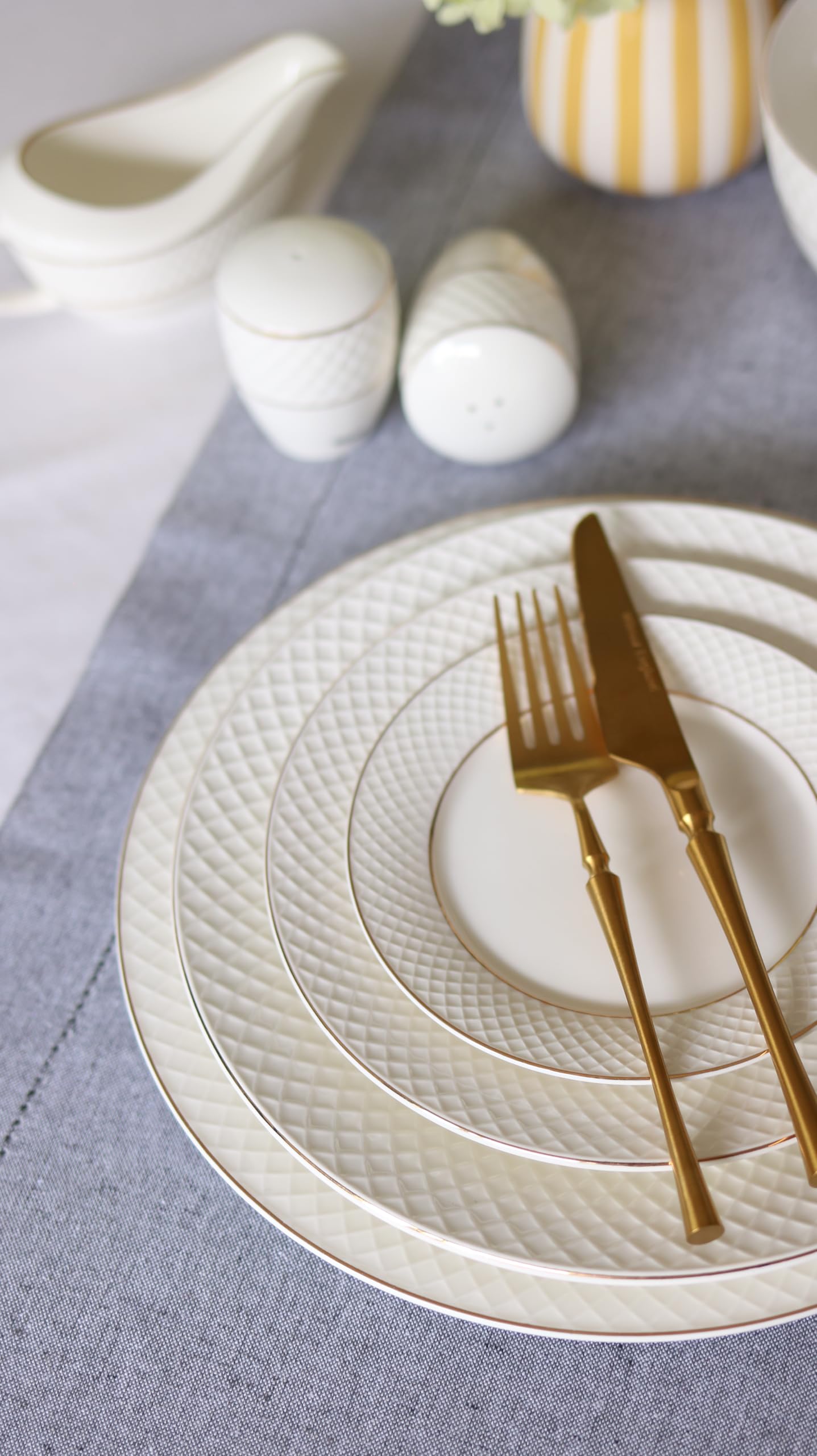 Wilmax – Platos con diseño dorado – 2 unidades – 28 cm de diámetro – Platos llanos de porcelana blanca – Platos llanos – Apto para lavavajillas – Platos de desayuno – Platos de pastel