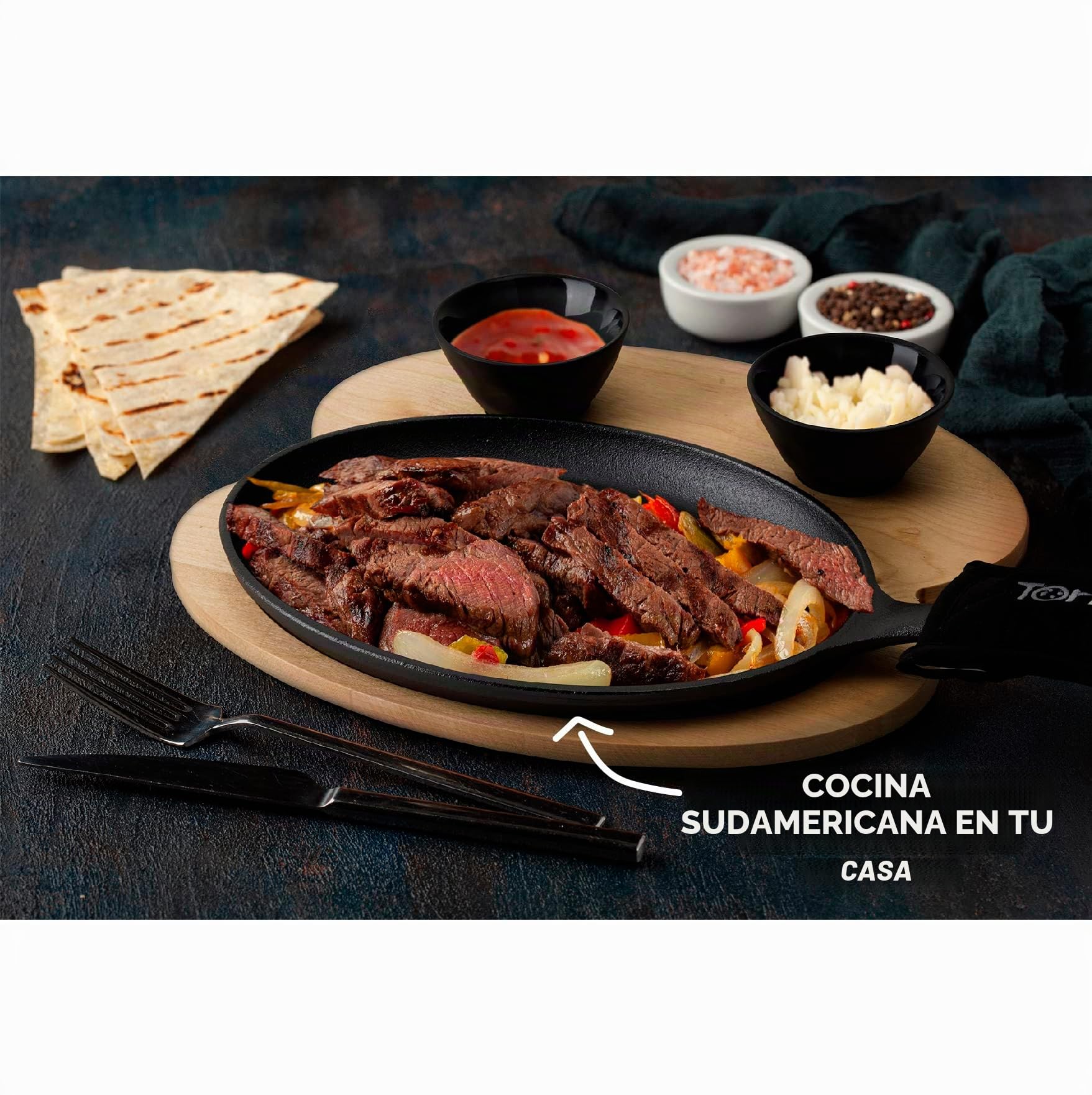 Tortillada - Juego de Sartén de Hierro Fundido de 25 cm para Fajitas - Incluye Bandeja de Madera para servir + 2 Cuencos de Cerámica para dipear (Set of 2)