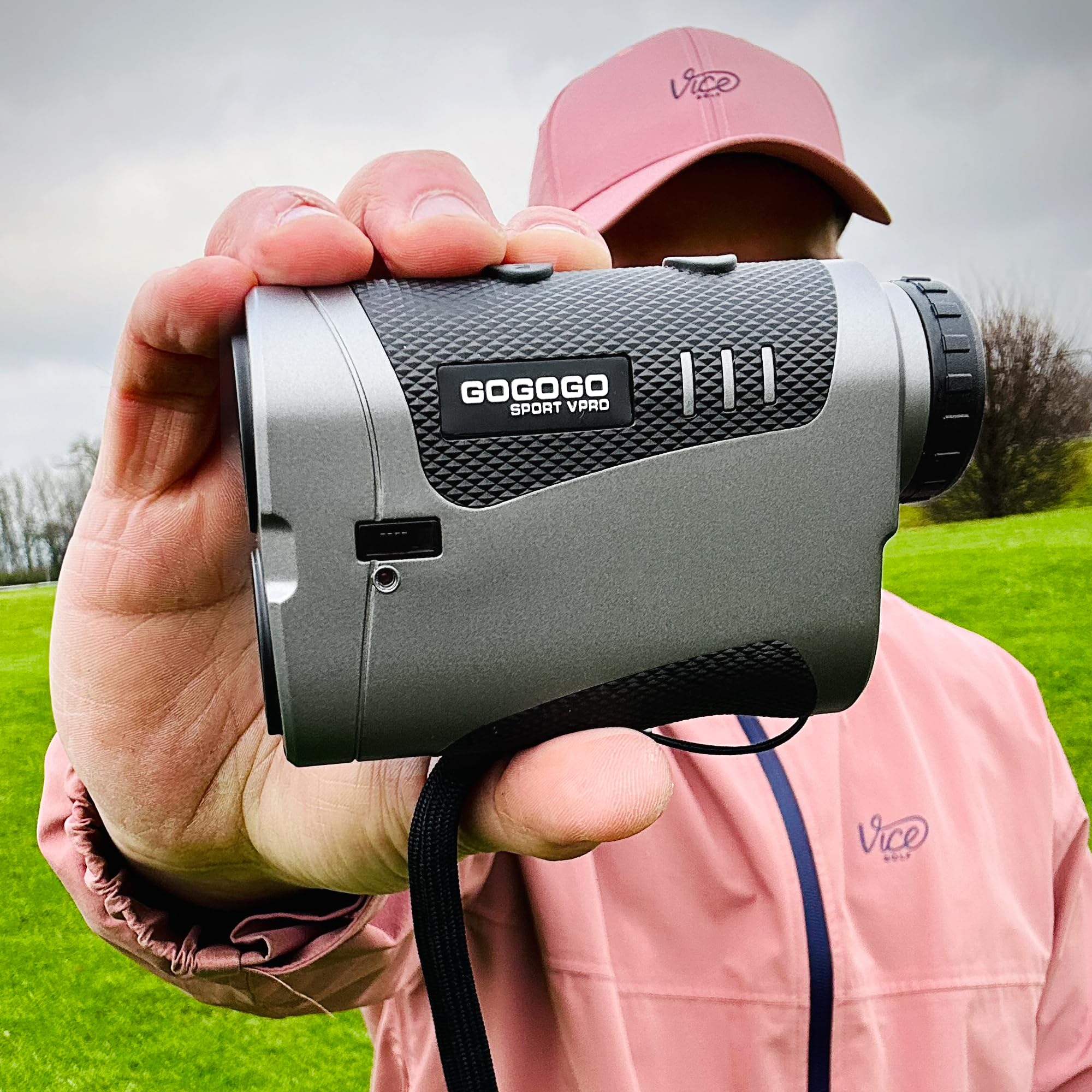 Gogogo Sport Vpro VRP - Telémetro de golf con interruptor de pendiente, 1500 yardas, 7X, banda magnética, precisión de ± 0.3 yardas, buscadores de rango recargables OLED para golf/caza, accesorios de