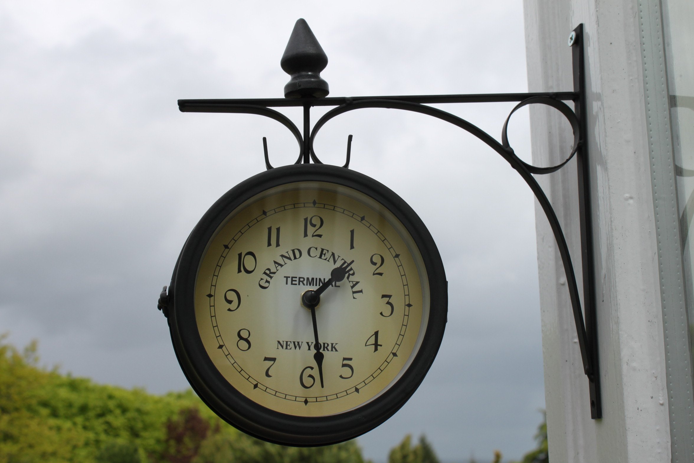 The Garden Marketplace Double Sided Garden Clock in Black Metal with Mounting Bracket, 15cm Clock Faces, Indoor/Outdoor Wall Mount Design, Battery Powered with Batteries Included