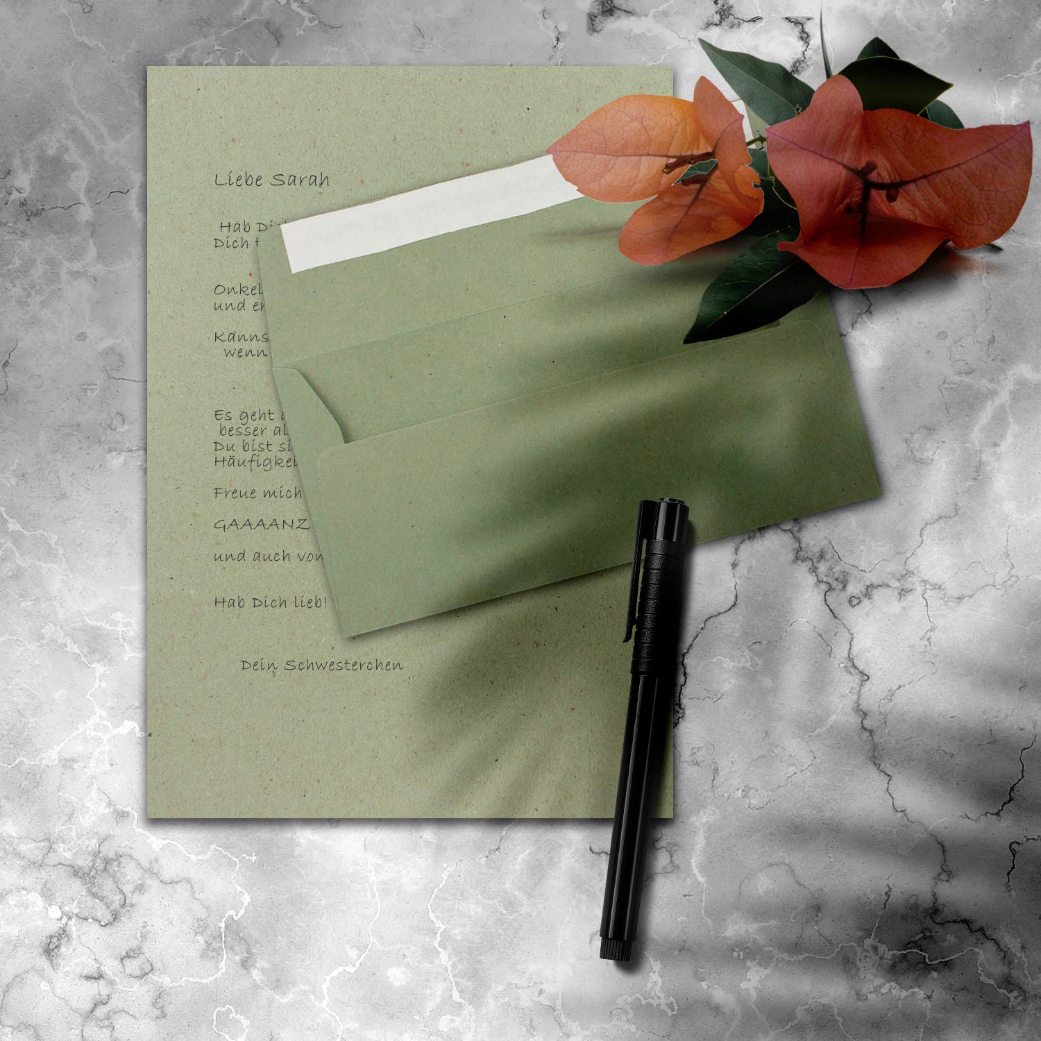 FarbenFroh by GUSTAV NEUSER Juego de 700 papel de carta DIN A4 con sobres DIN largos, adhesivo sensible a la presión, papel de estraza verde, papel para escribir reciclado con sobres