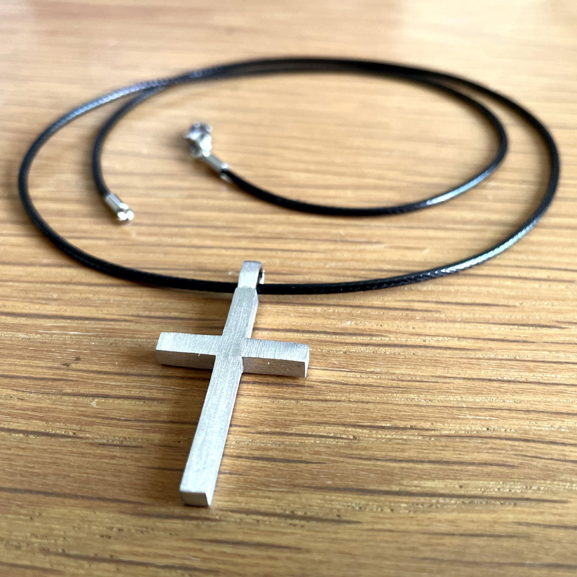 ZENSE - Collana da uomo con croce latina in argento massiccio spazzolato 925, realizzata a mano - Anti-ingiallimento rodio - Altezza 3,5 cm - Cordino nero 55 cm - Certificato di autenticità