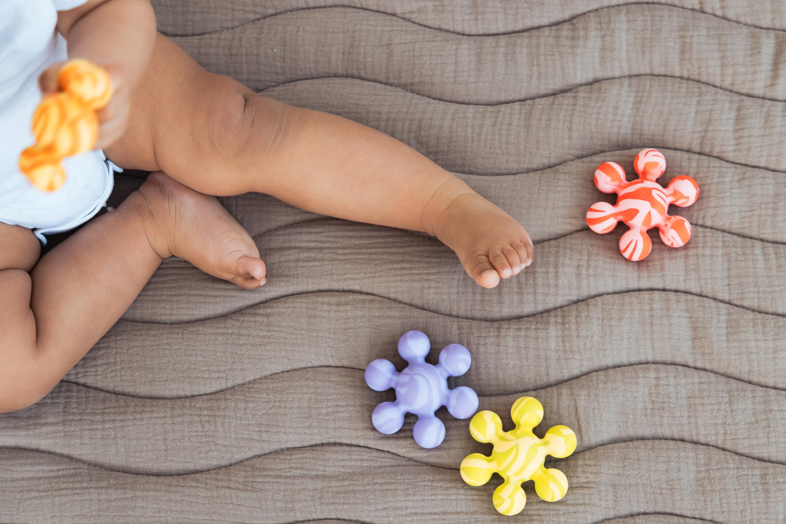 Ubbi Baby-Bodenmatte, dick und bequem, 40,5 x 57 cm, gepolsterte Spielmatte für Babys und Kleinkinder, Abnehmbarer Baumwoll-Musselin-Bezug, maschinenwaschbar und faltbar, Taupe
