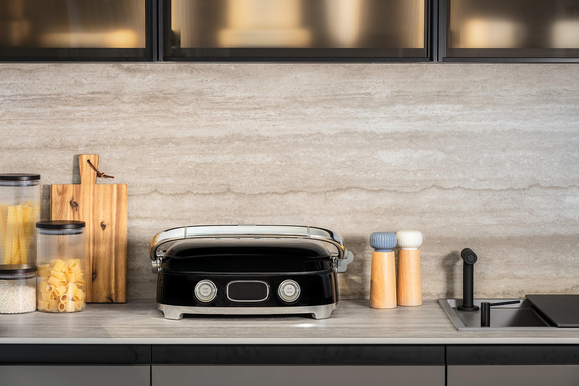 Smeg, MGF01BLEU, Grill Elettrico Multifunzione 3 in 1, Nero | Funzione SEAR, 3 Modalità di Cottura, Preset Panini, Waffle e Burger, 4 Piastre Incluse