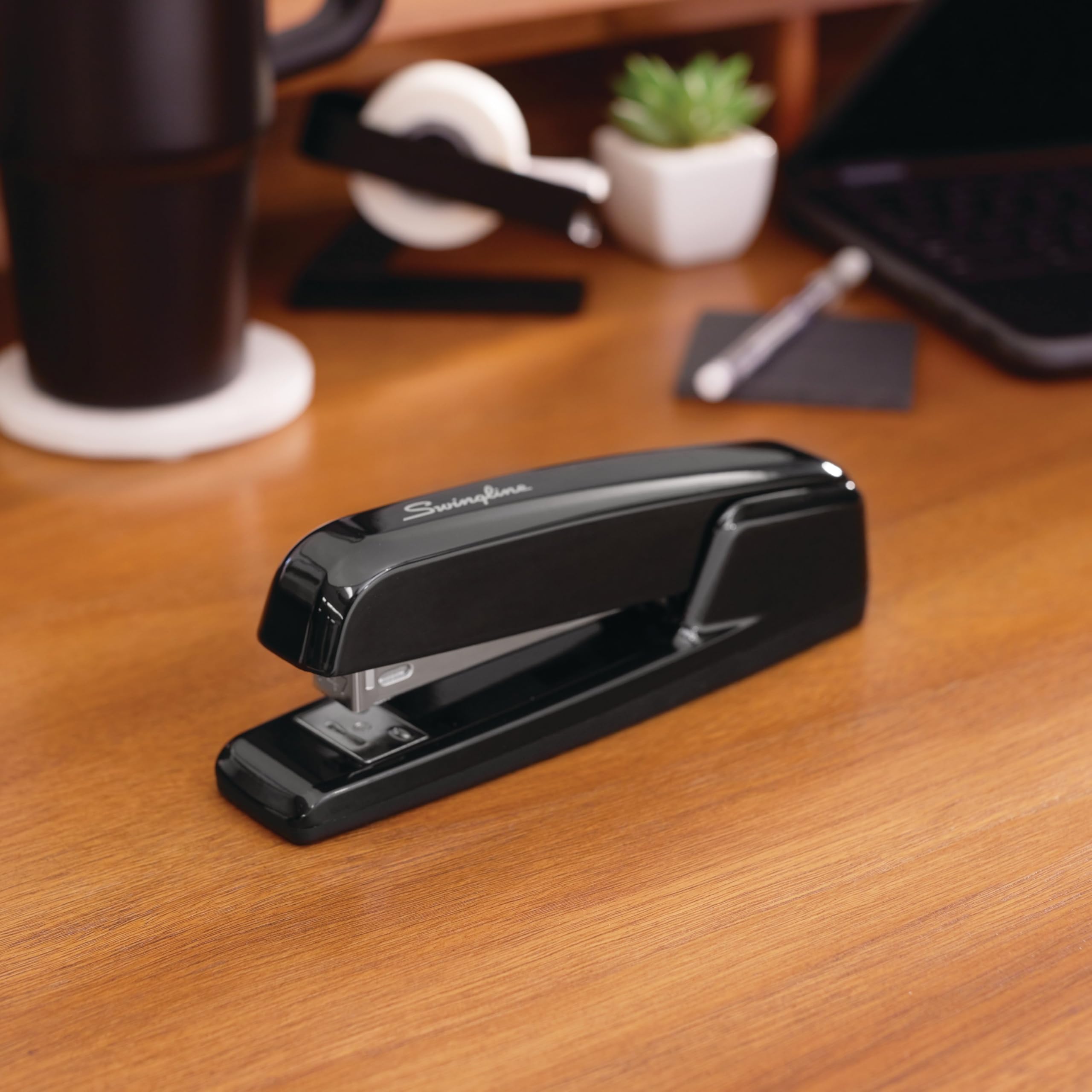 Swingline Zszywacz, 747 kultowy zszywacz biurkowy, antybakteryjny, pojemność 25 arkuszy papieru, wytrzymały zszywacz do biurowych biurowych lub domowych materiałów biurowych, czarny (74741)