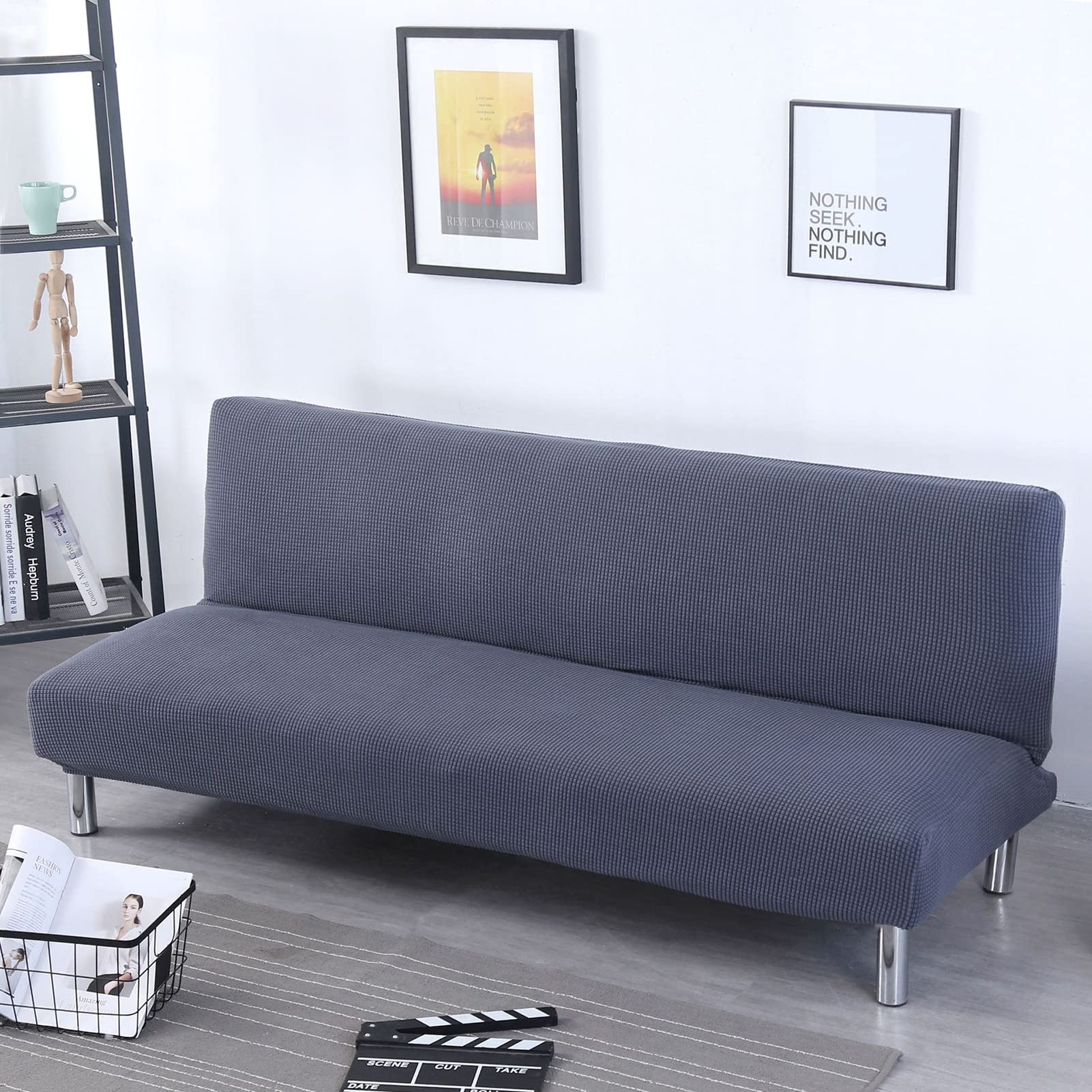 Housse futon extensible gris foncé pour rénover le canapé du salon