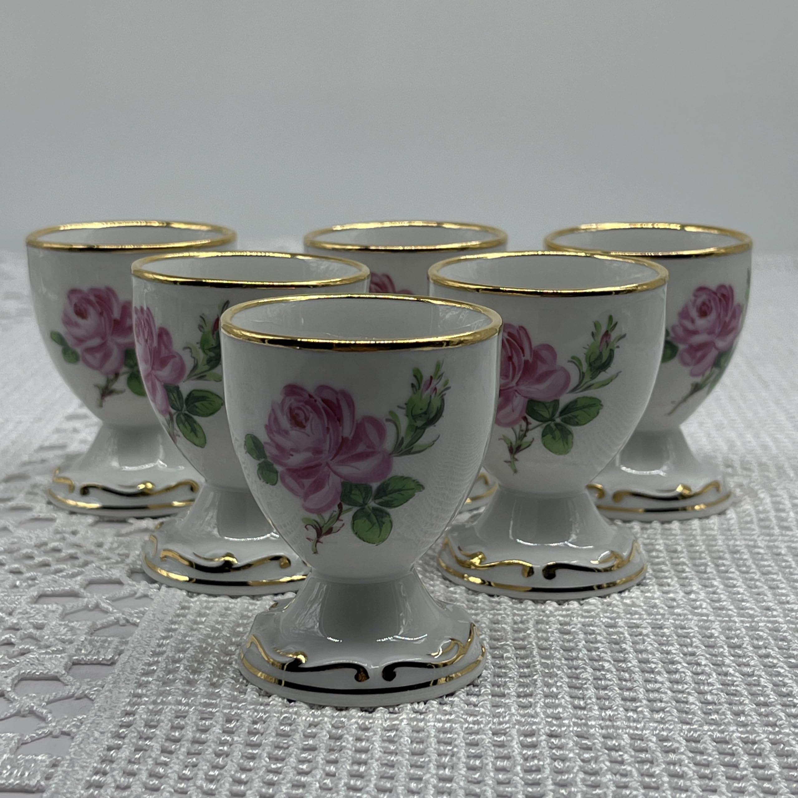 Traumhaftes 6er Set Porzellan Eierbecher – Handgemalt, mit edlem Goldrand & Rosen-Dekor, PGH Meißen(DDR), Vintage Sammlerstück