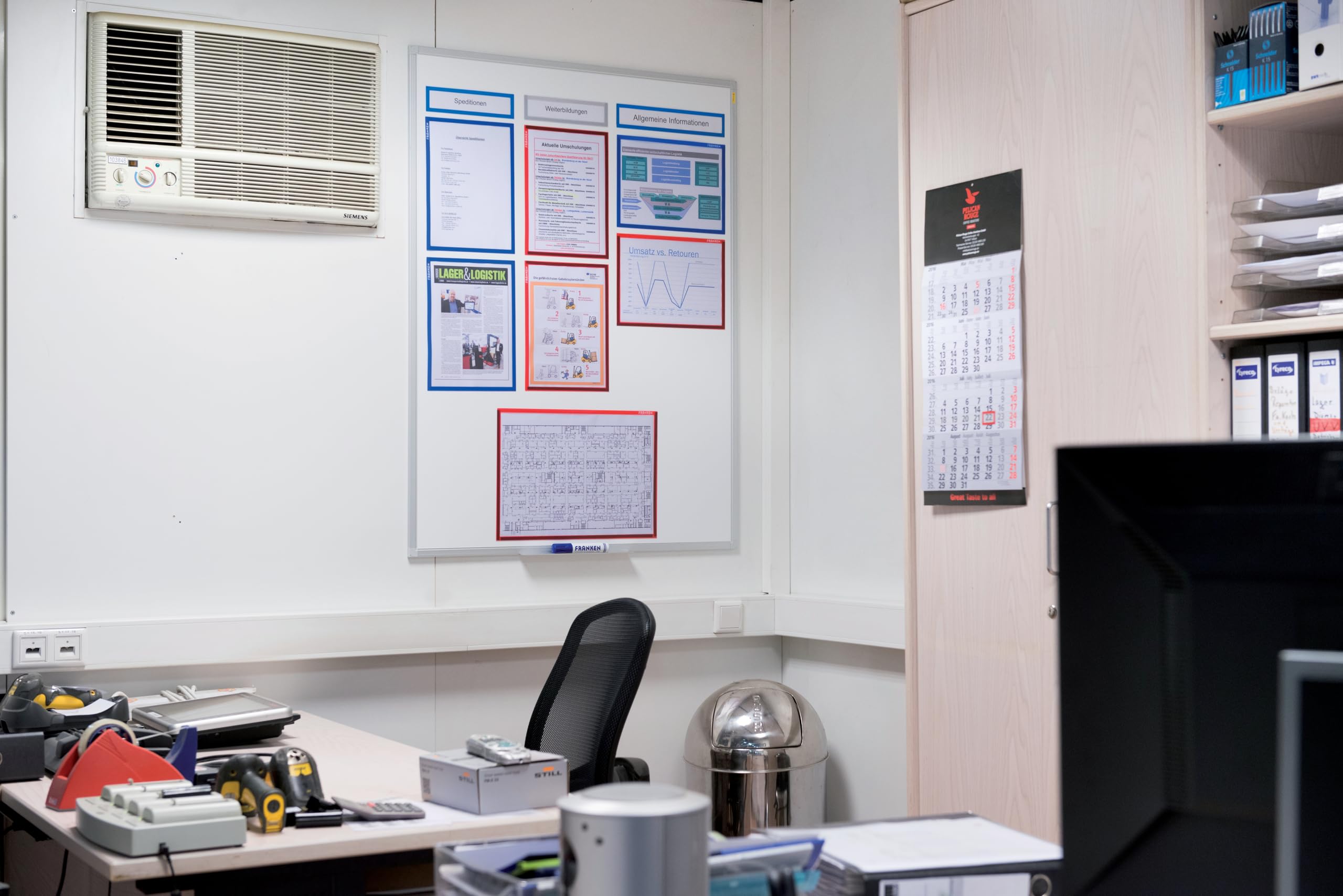 FRANKEN Magnetisches Whiteboard 150 x 100 cm, Magnettafel mit lackierter Stahl-Oberfläche, Schreibtafel inkl. FRANKEN Marker & Ablageschale, Für Büro, Home Office & Schule, Aluminiumrahmen, X-tra!Line
