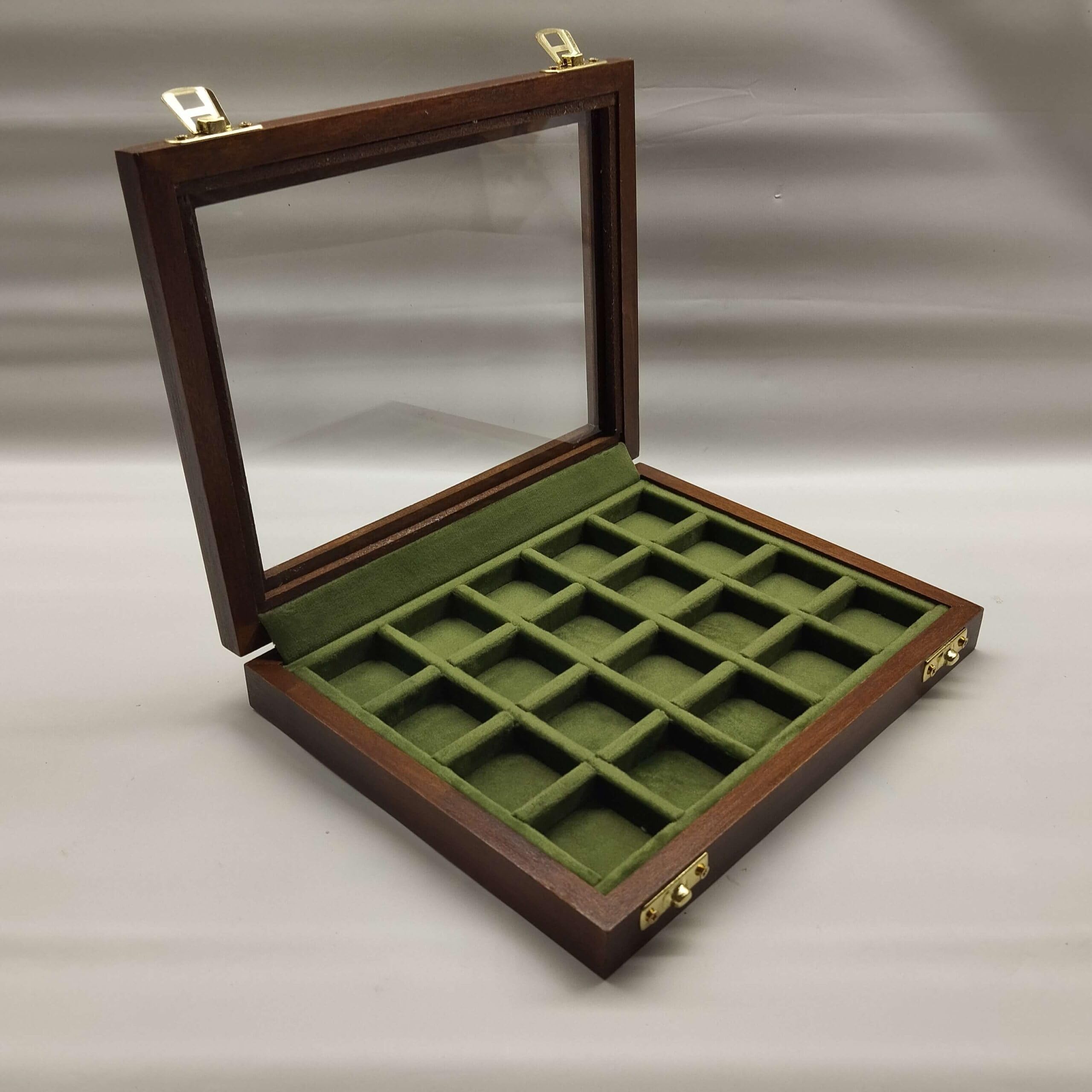 Vitrina Numismática Artesanal de Madera y Terciopelo para Monedas de Colección — Estuche Expositor para Marengos, Follis, Monedas Romanas Antiguas y de Plata