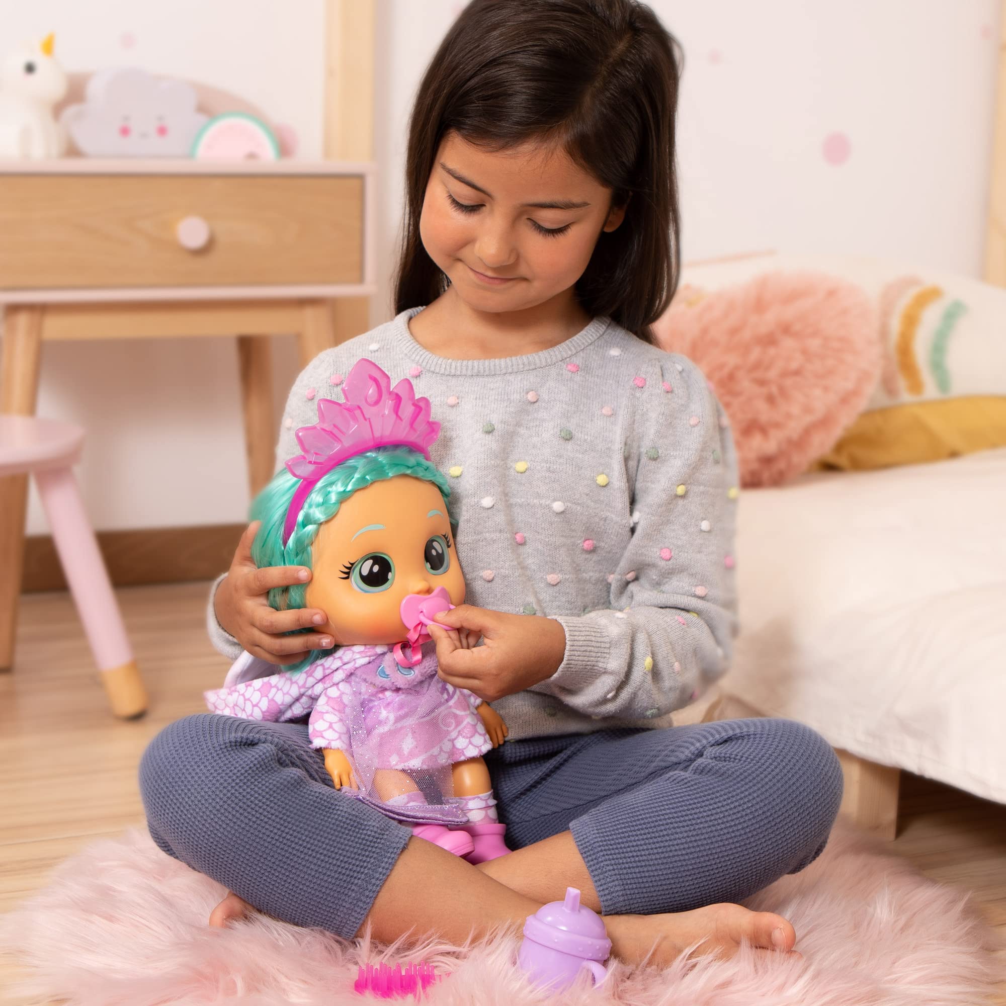 IMC Toys Cry Babies Kiss Me Elodie, interaktywna lalka, która rumieni się z pocałunkiem i płacze jak dziecko, z włosami do włosów, ubraniami do noszenia i akcesoriami