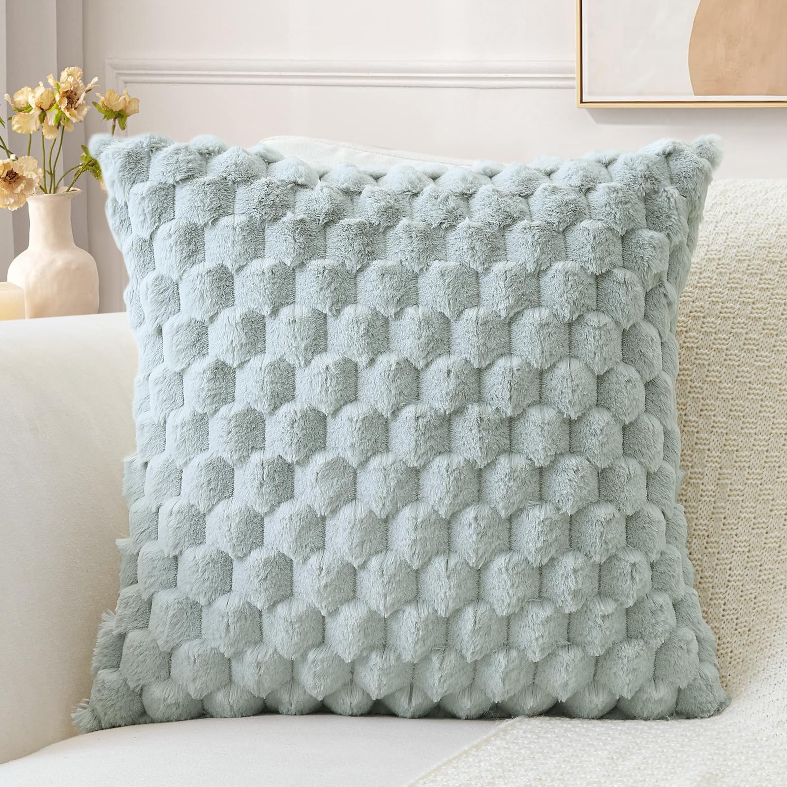 Sungeek Light Grey Fluffy Faux Fur Cushion Covers 45x45 cm, Soft Cozy Plush Velvet Decorative Throw Pillow Covers 18x18 Inch Square Pillowcases for Sofa Couch Bed Living Room