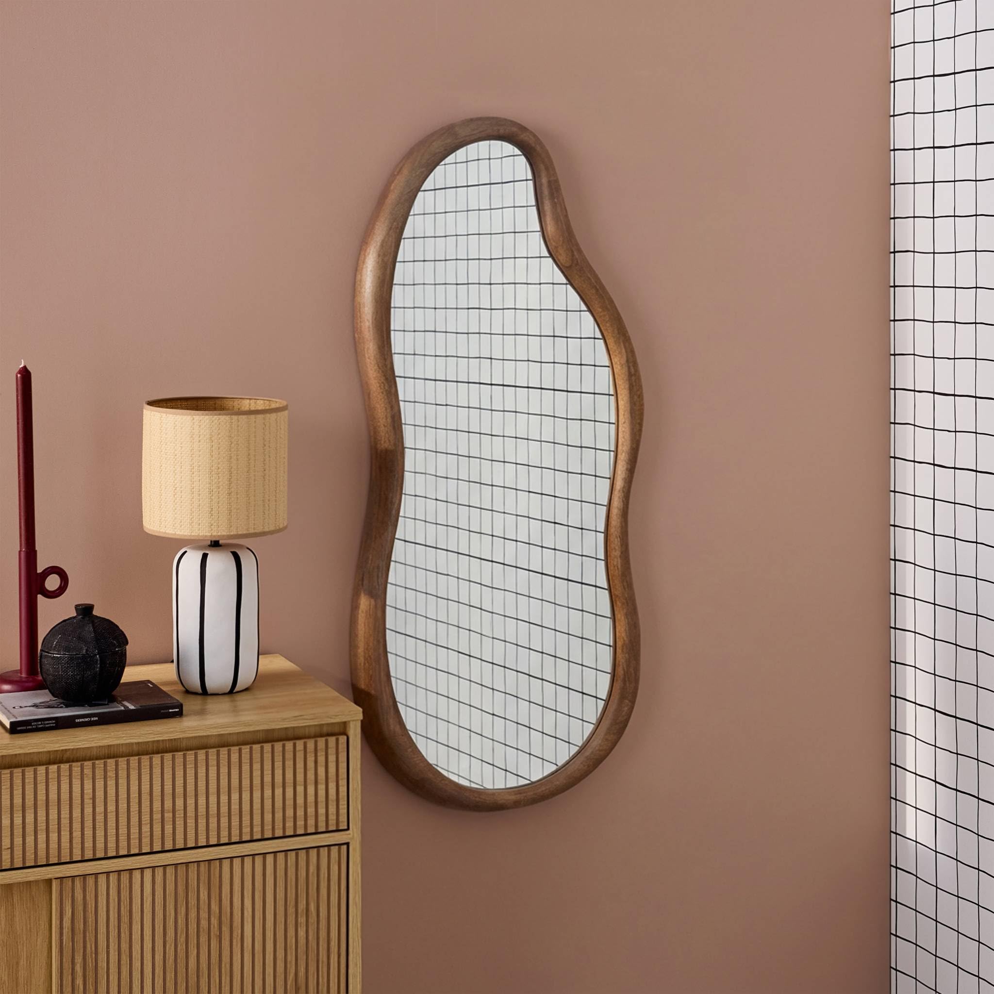 sweeek - Miroir organique AUSTIN en bois d'hévéa. couleur noyer. 90 cm
