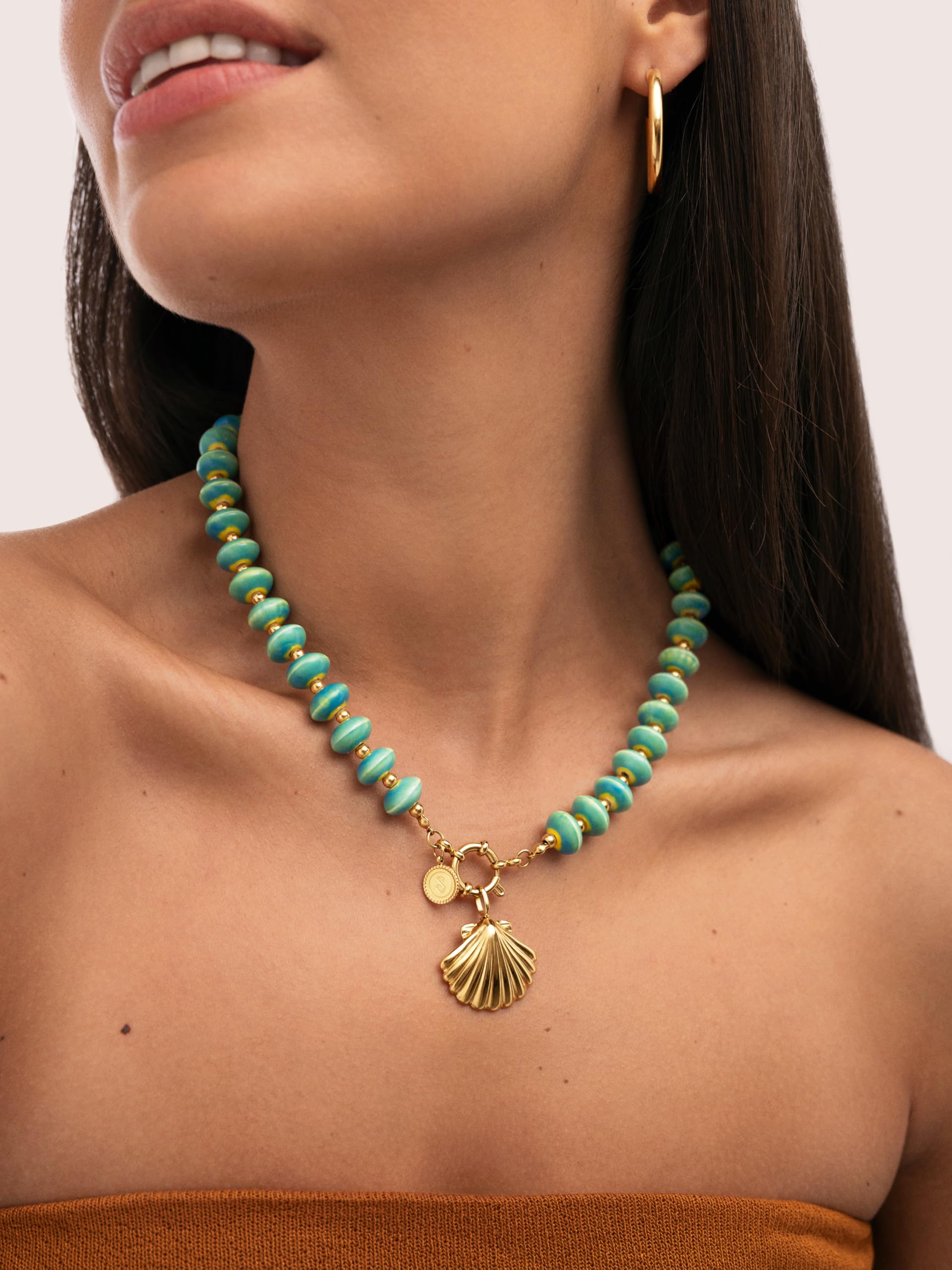 SINGULARU - Naszyjnik Shelly. Stal mit Pozłacany złotem 18K und Ceramika. Schmuck für Damen.