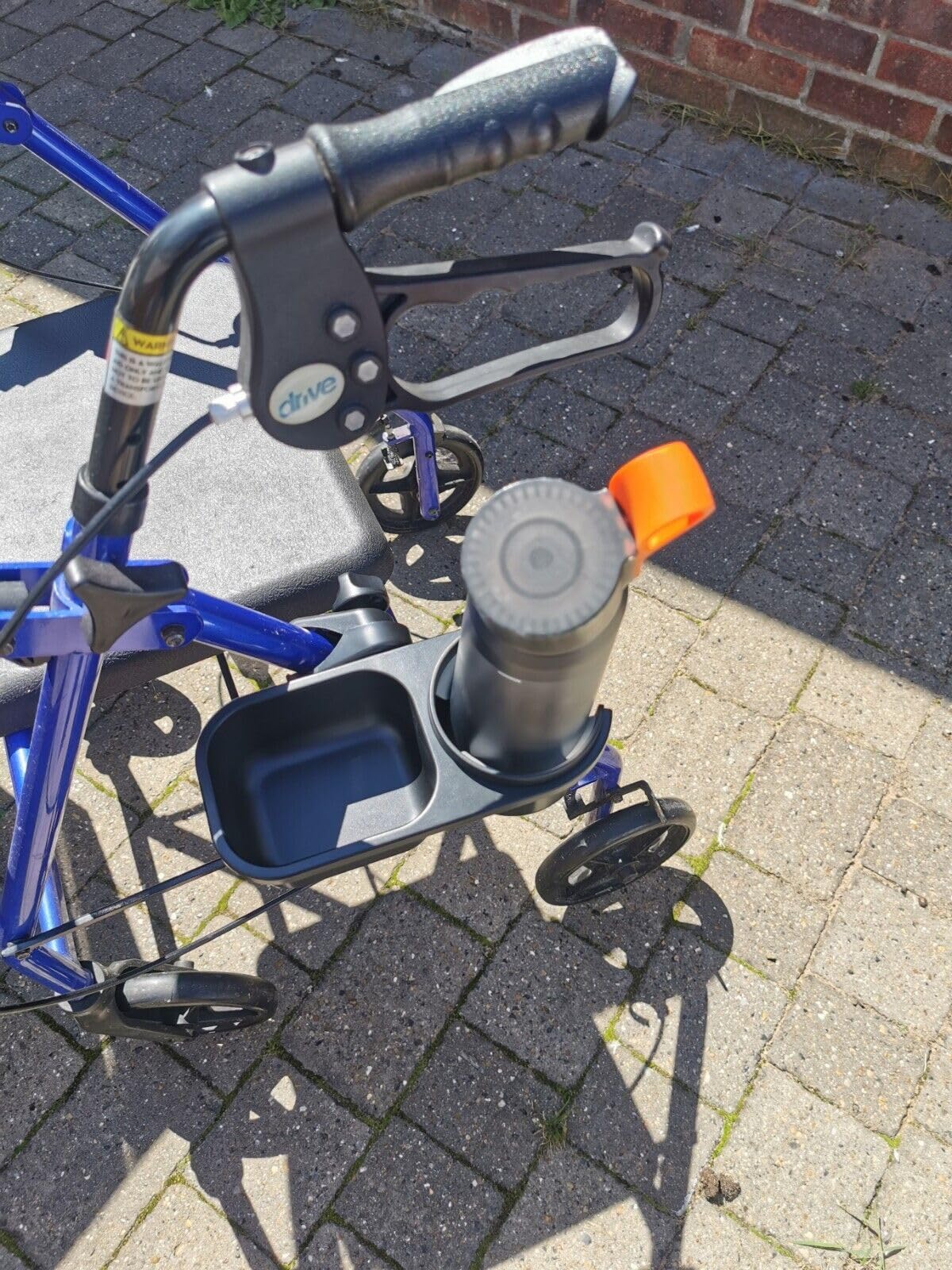 Getränkehalter mit Tablett; ideal für Flaschen, Schlüssel, Snacks, Handys; universell passend für jeden Kinderwagen, Buggy, Kinderwagen, Rollator, Rollstuhl, Gehhilfe