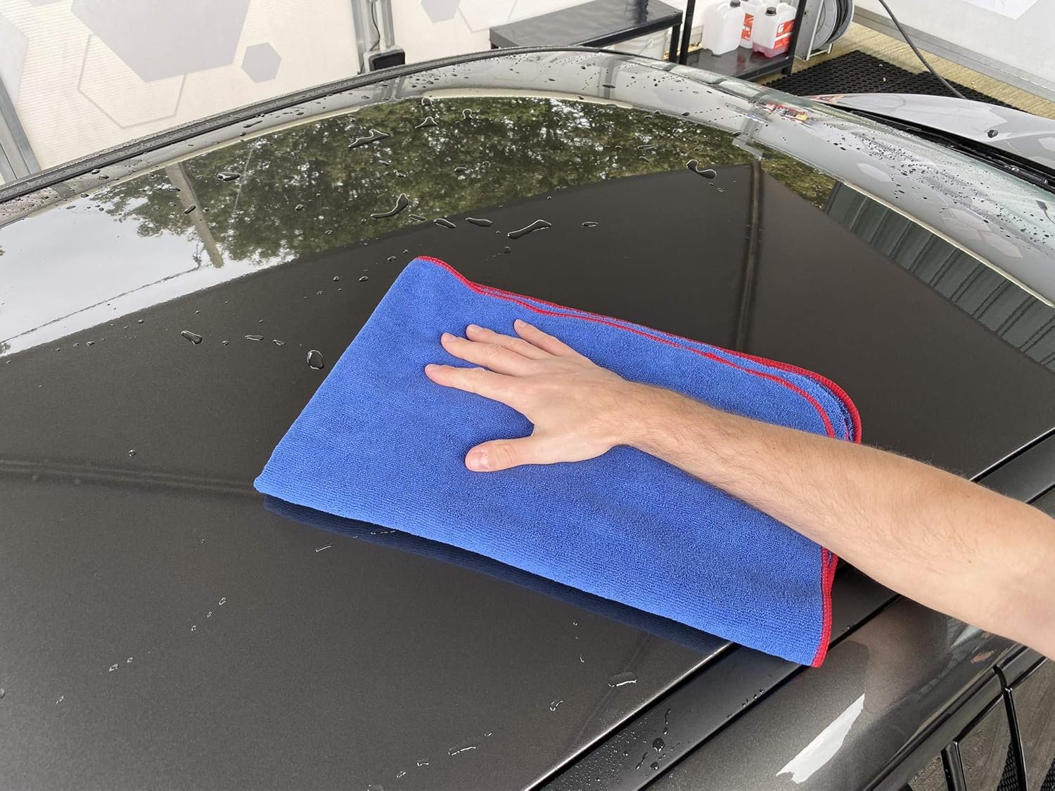 Gtechniq Essential Wash Accessory Kit - Microfiber Drying Towel & Micofiber Wash Mitt