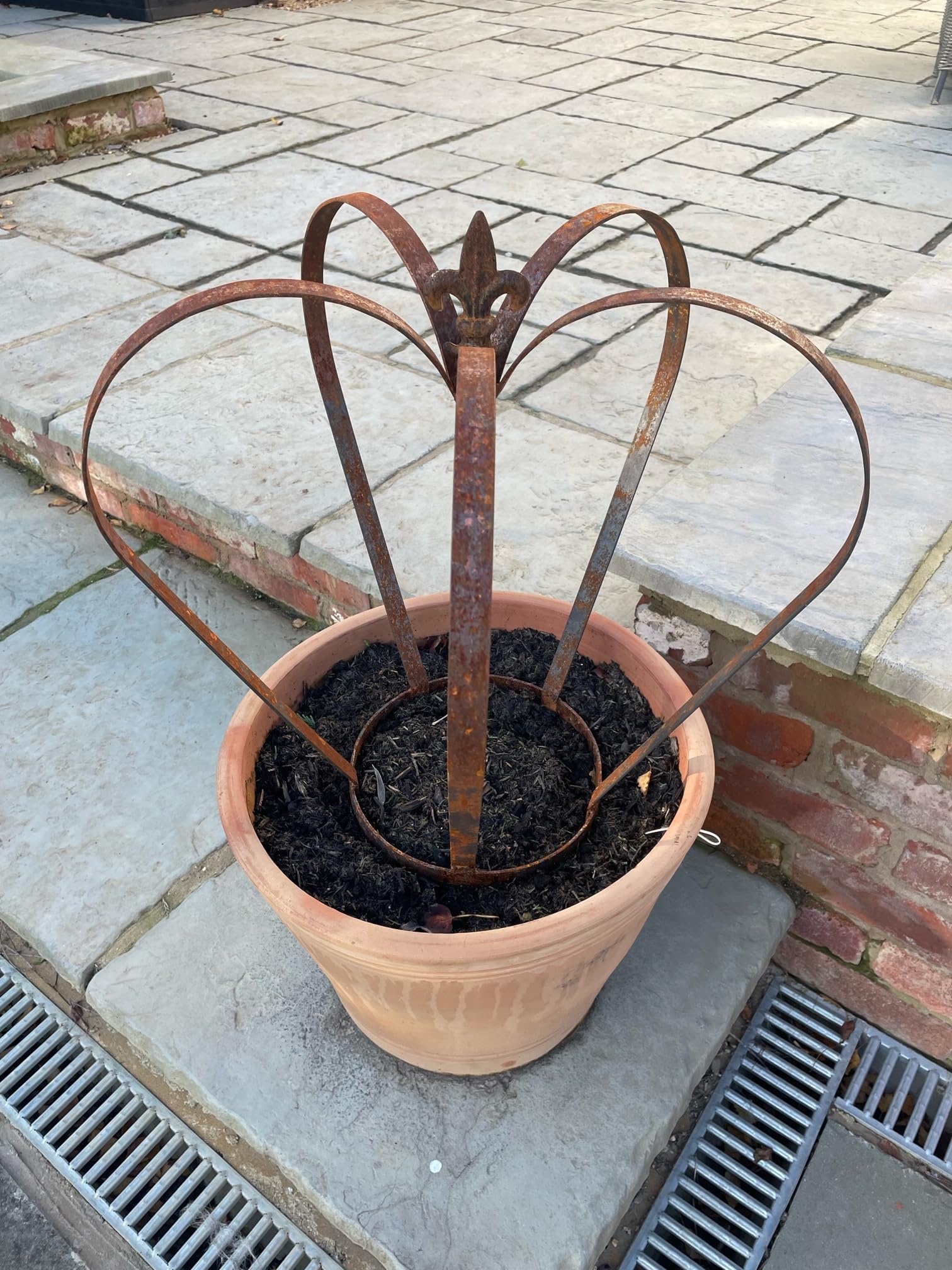 GAP GARDEN PRODUCTS Large Rusty Metal Crown Garden Ornament – Rustic Metal Garden Sculpture, Outdoor Planter, Decorative Crown Feature