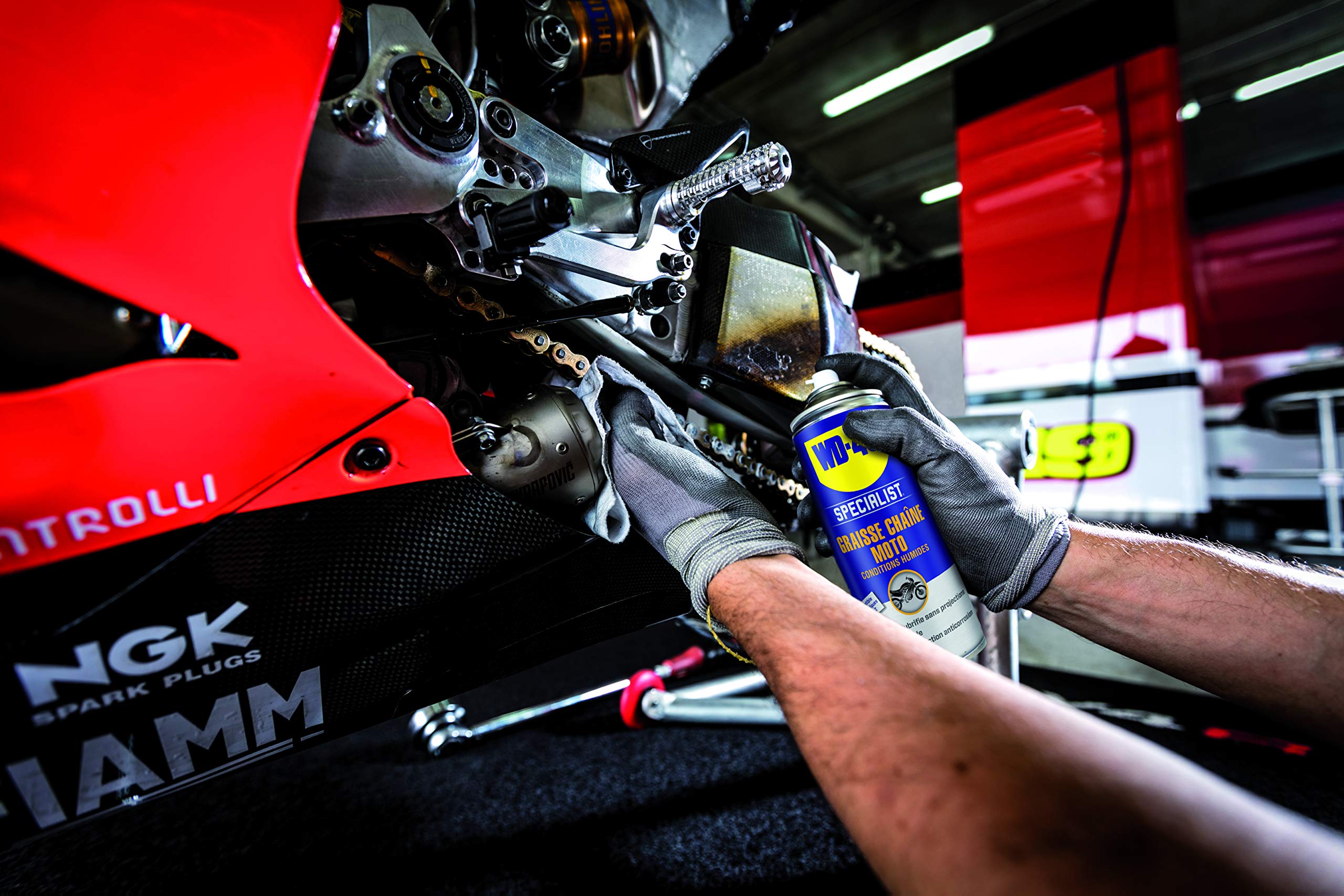 WD-40 SPECIALIST Kit d'entretien Chaîne Moto - Pack de 2 produits + brosse | Kit des 2 produits d'entretien nécessaires pour chaîne de moto : Nettoyant Chaîne 400ml, Graisse Chaîne 400ml et Brosse