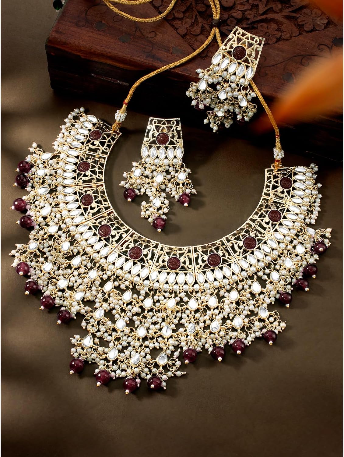 Aheli ゴールドメッキ グリーン クンダン スタッズ チョーカー ネックレス &amp; ダングルイヤリングセット エスニック