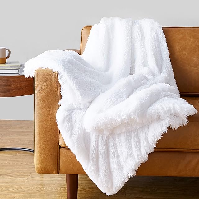 Amazon Basics Shaggy Long-Pile Faux Fur Sherpa Throw Blanket, 127 x 152 cm - Bright White