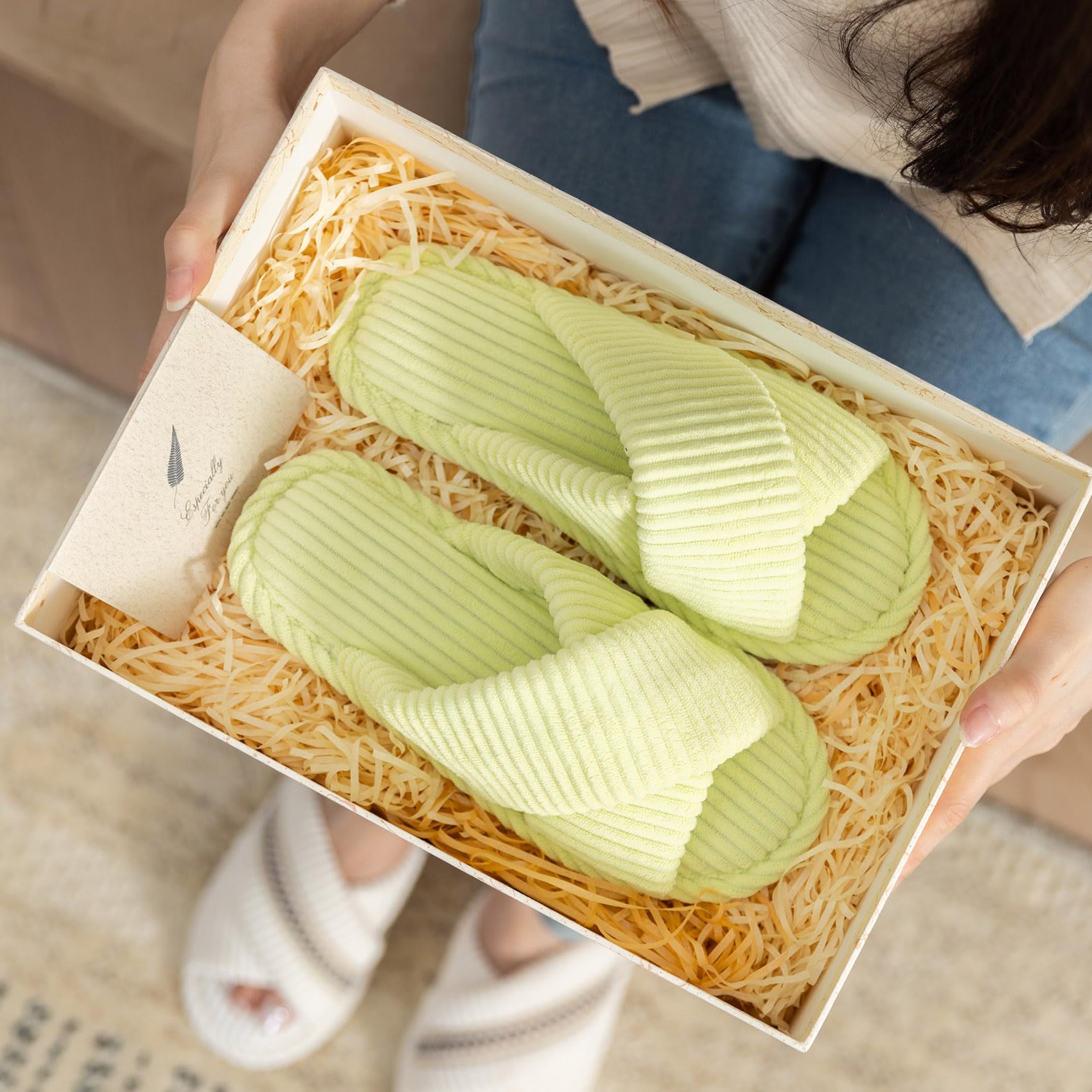 GOEWY Damen Hausschuhe mit Memory Foam Kordstoff-Wohnschuhe fürs Schlafzimmer, offener Zehen, Querriemen-Schleife, rutschfeste Sohle. Bequeme Trend-Slide als stylisches Geschenk. | Crossbands Cozy Cord-Slides, rutschfeste, leichte Sohle, für drinnen und d