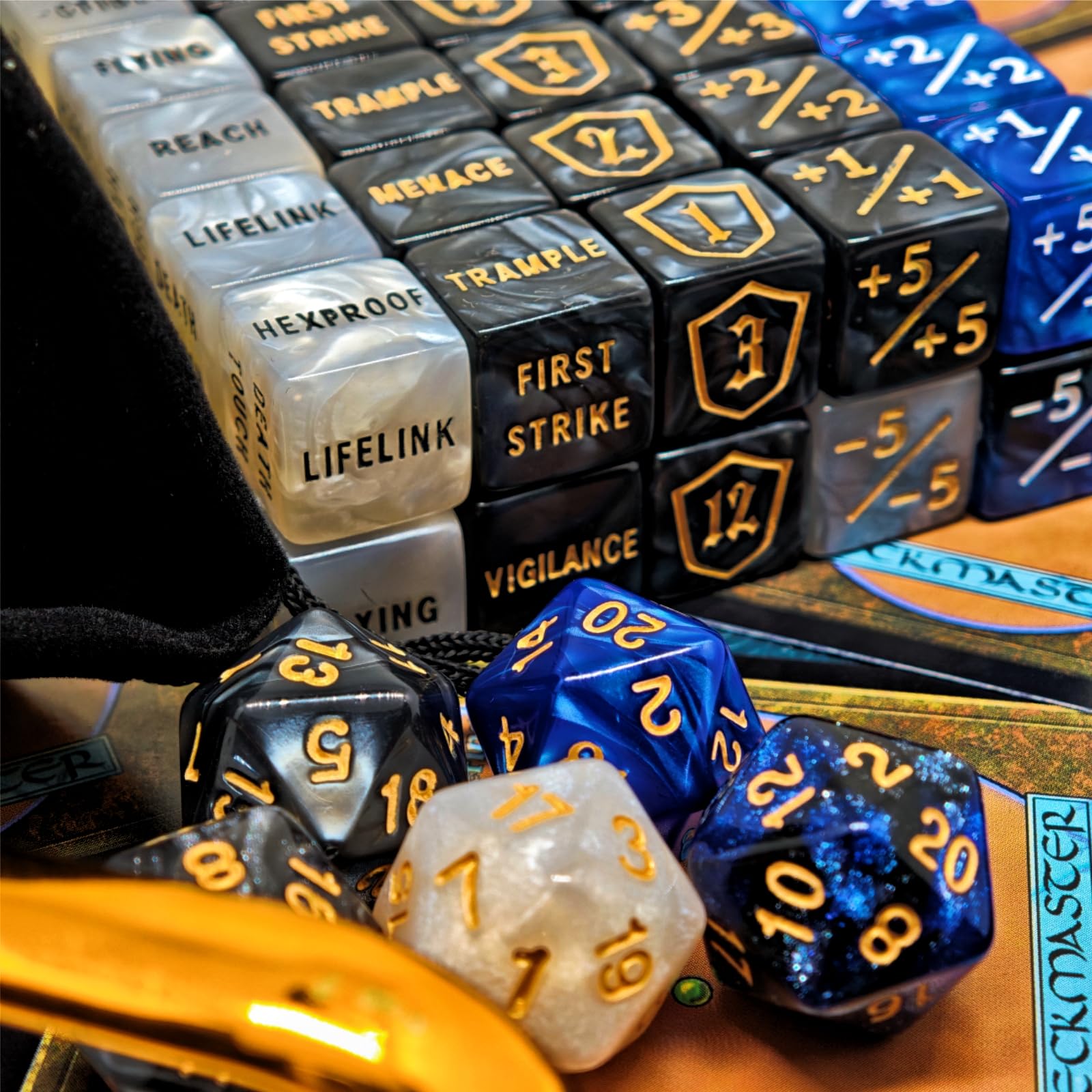 SIXPOINTS 50PCS Scudo Nero MTG Dadi Abilità Parole Chiave Contatore Dadi Contatori Bulk Buff Token D6 & D20 Set di dadi per Magic The Gathering, MTG, TCG, Giochi di Carte Accessori