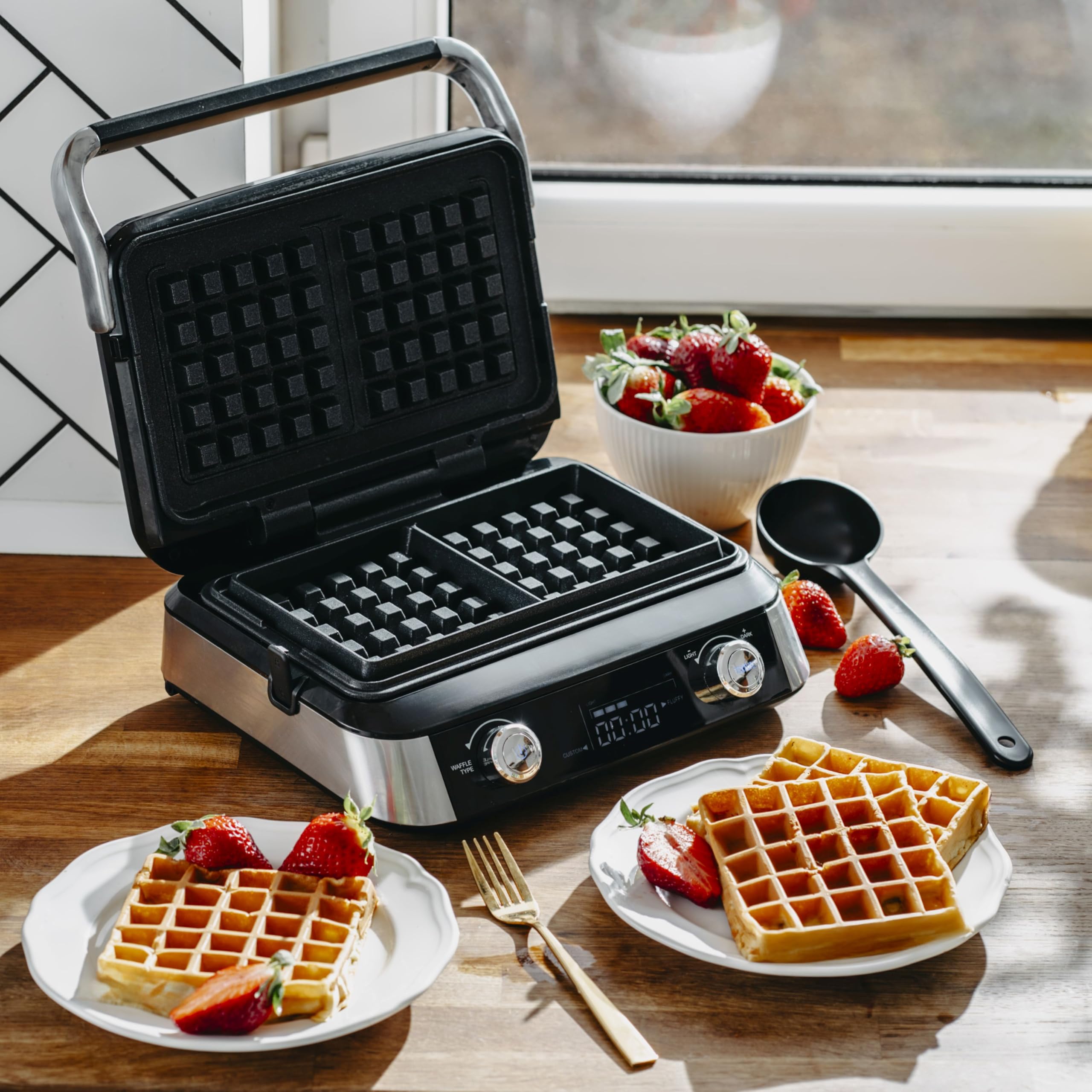 ADLER EUROPE Waffeleisen Belgische Waffel – Doppelwaffeleisen mit LCD Display – 2400W Waffelautomat für Butterwaffeln & Schokoladenwaffeln – 5 Programme, 7 Bräunungsstufen – Tief-Heizplatten 12x13x2cm