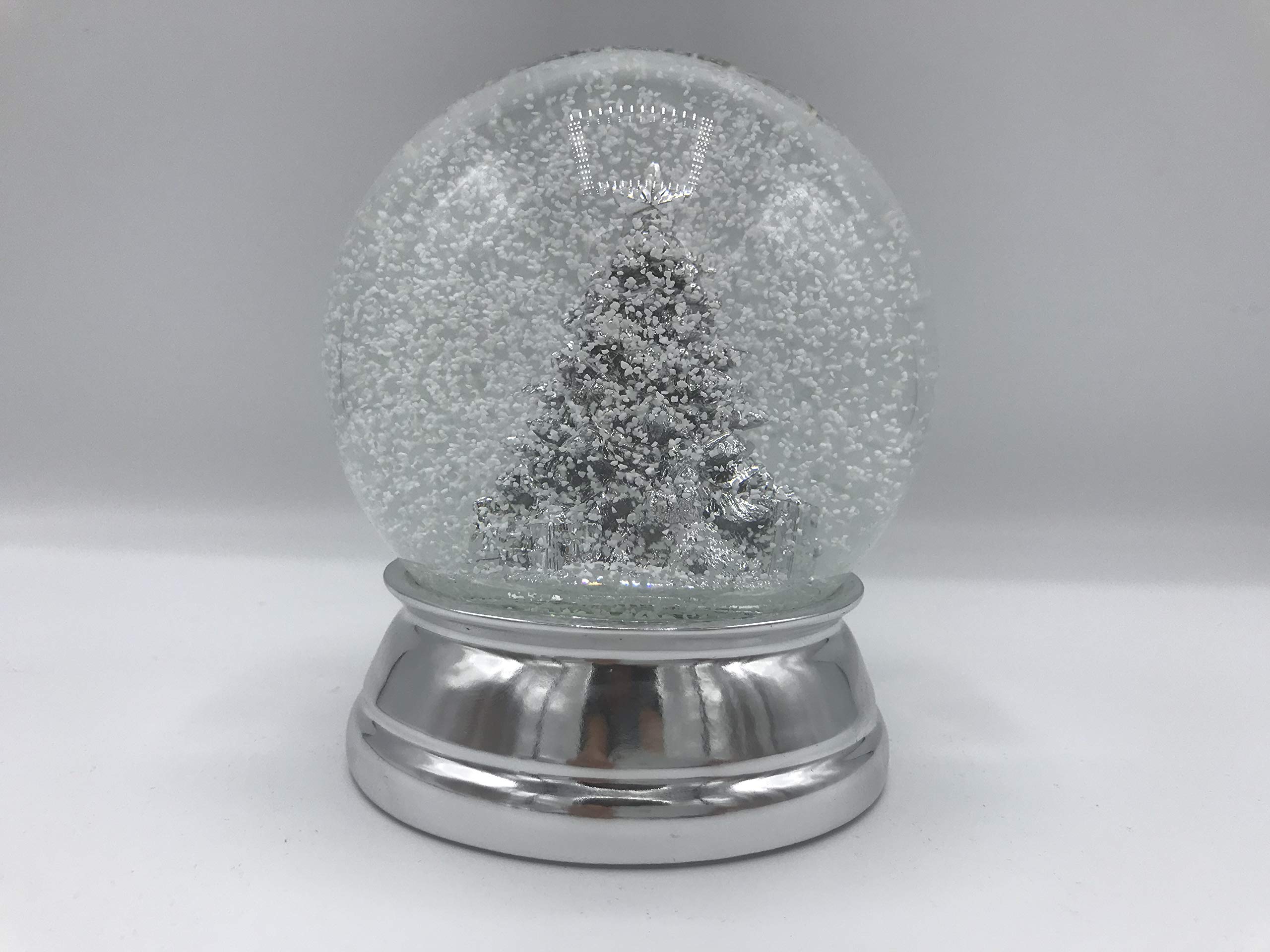 Schneekugel Tannenbaum mit Geschenken (12 cm, versilbert, anlaufgeschützt)