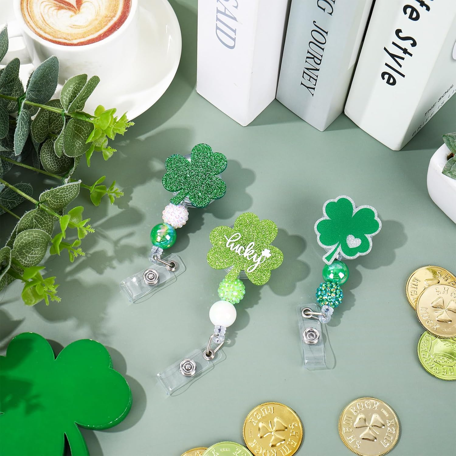 JarThenaAMCS 3Pcs St. Patrick' s Day Badge Reels Green Glitter Shamrock Lucky Clover Retractable ID Badge Name Tag Holder with Clip for Nurse Doctor Student Teacher Employee
