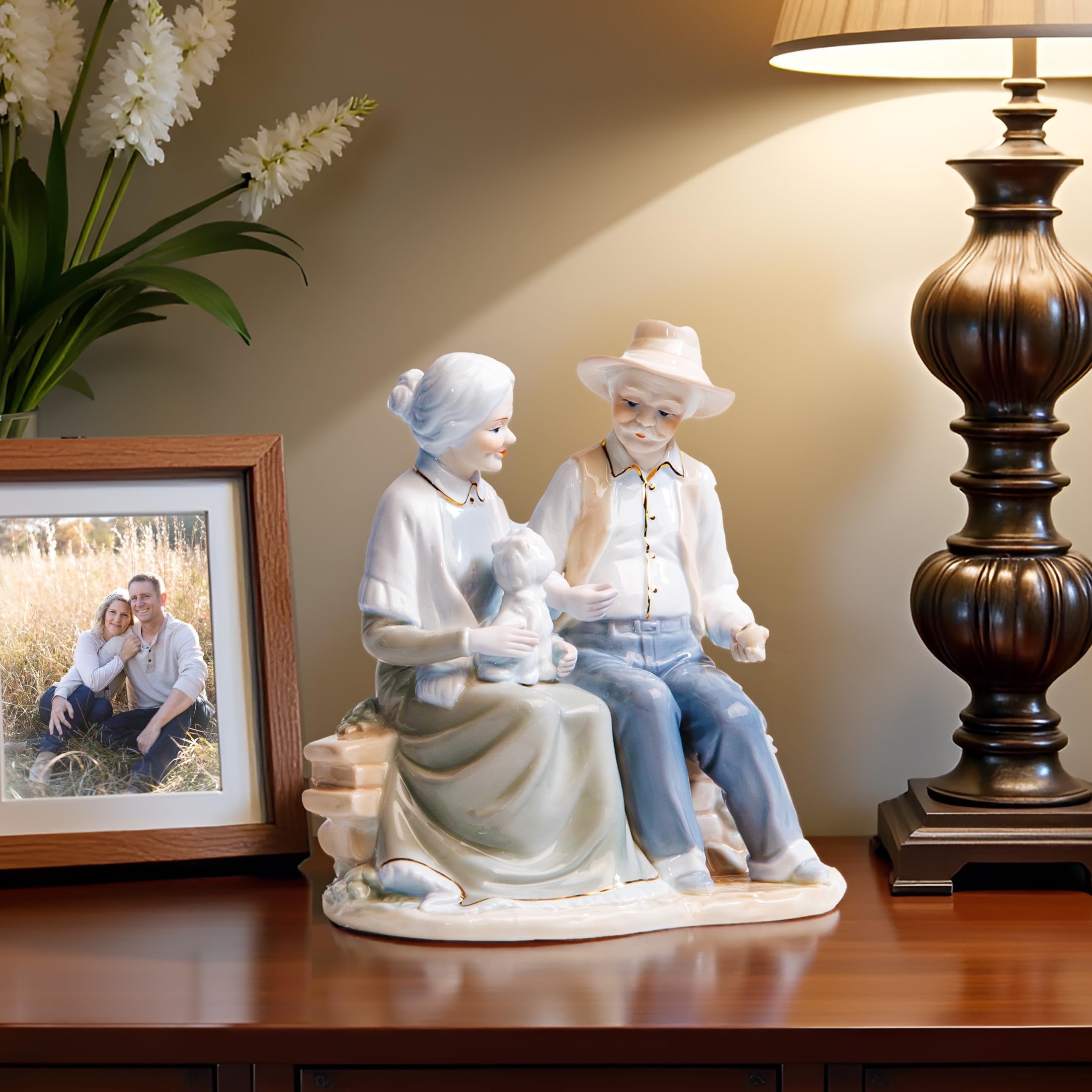 Figuras de porcelana hablando y escuchando en taburete, estatua esculpida, artesanías, artículos de arte, escultura, decoración del hogar (adorno, decoración, regalo)