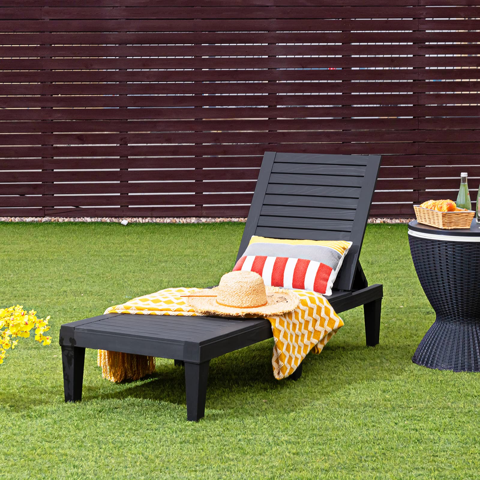 GIANTEX Tumbona de Jardín Exterior con Respaldo Ajustable en 5 Posiciones, Tumbona Reclinable de PP con Acabado Efecto Madera, Carga 180 kg, para Playa, Balcón, Terraza, Piscina (1, Negro)